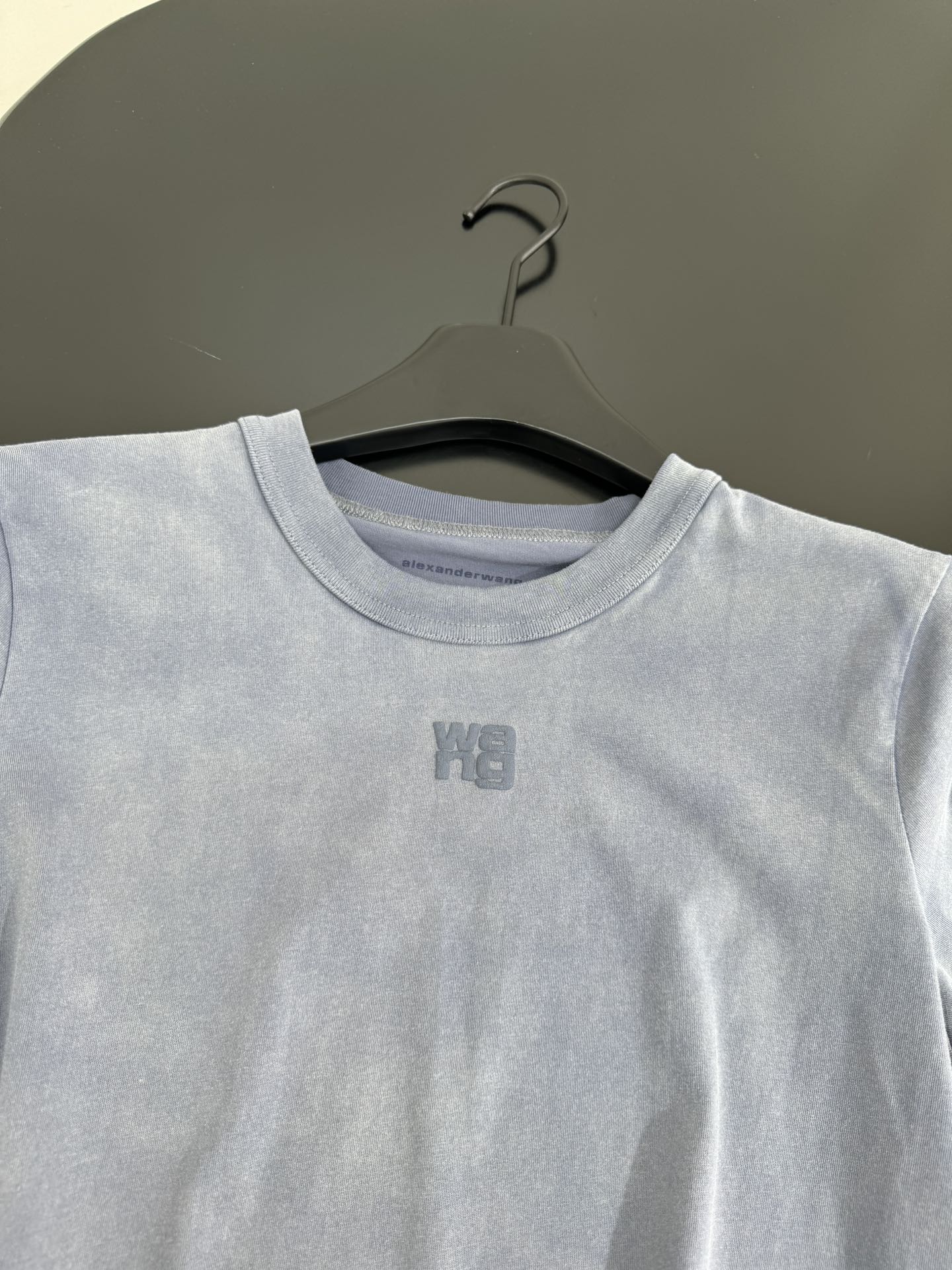 “Alexander Wang’s New Cotton T-Shirt: Original Design with Tattered Logo Tape” - 图片 6