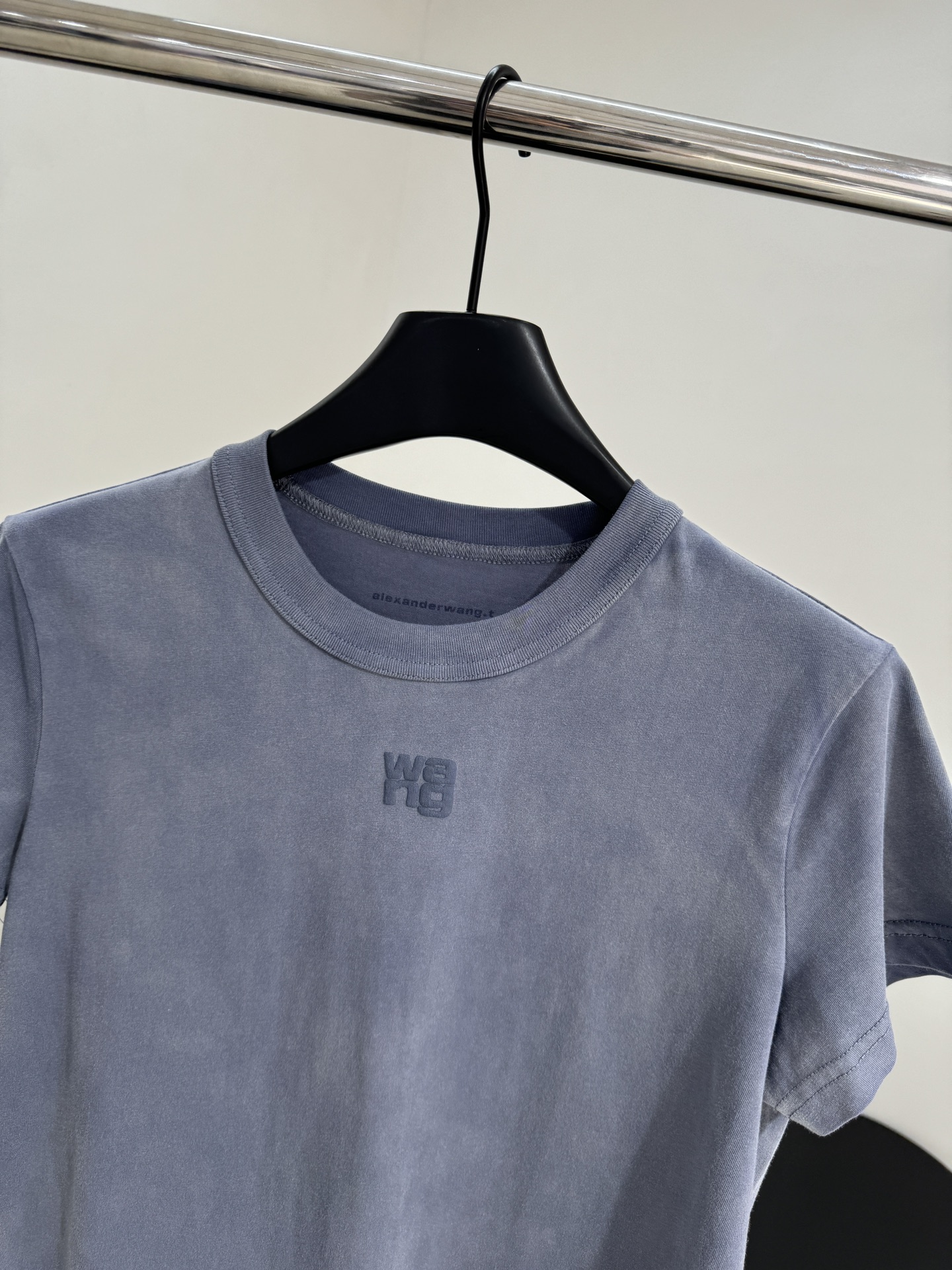 “Alexander Wang’s New Cotton T-Shirt: Original Design with Tattered Logo Tape” - 图片 2