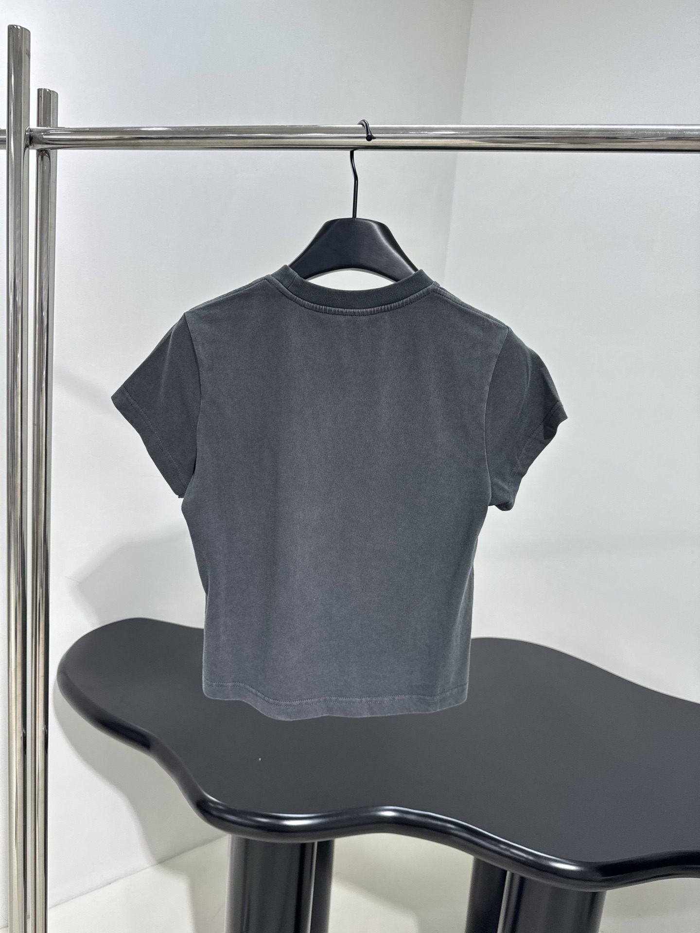 “Hard-Core Women’s Suit: Wang25 Small-Form Voltage T-Shirt with Unique Details” - 图片 3