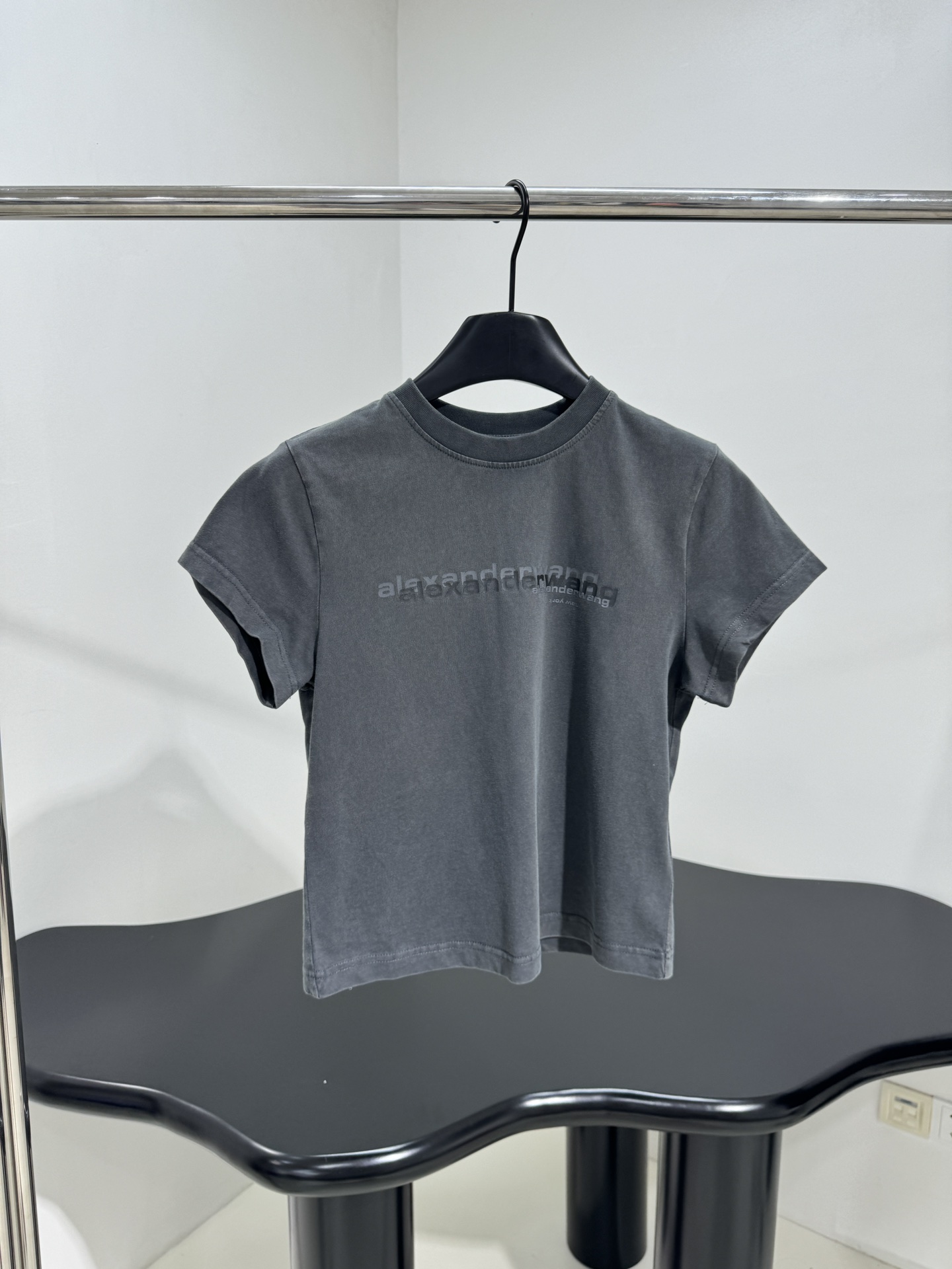 “Hard-Core Women’s Suit: Wang25 Small-Form Voltage T-Shirt with Unique Details” - 图片 1