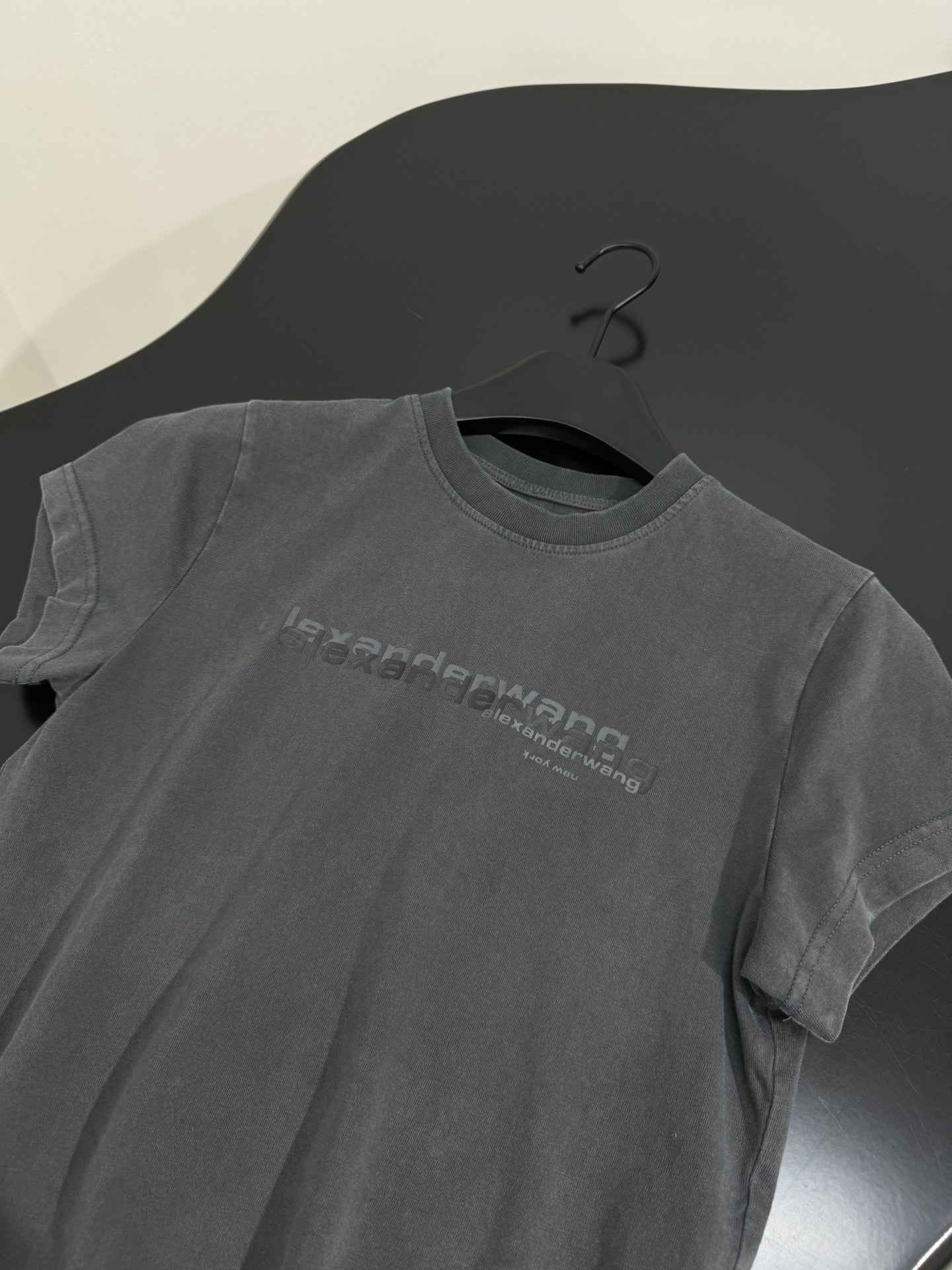 “Hard-Core Women’s Suit: Wang25 Small-Form Voltage T-Shirt with Unique Details” - 图片 5