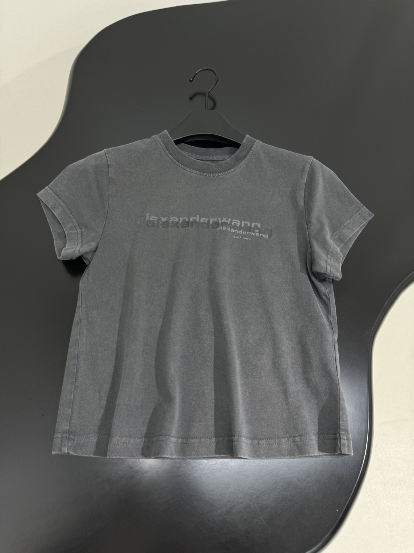 “Hard-Core Women’s Suit: Wang25 Small-Form Voltage T-Shirt with Unique Details” - 图片 4