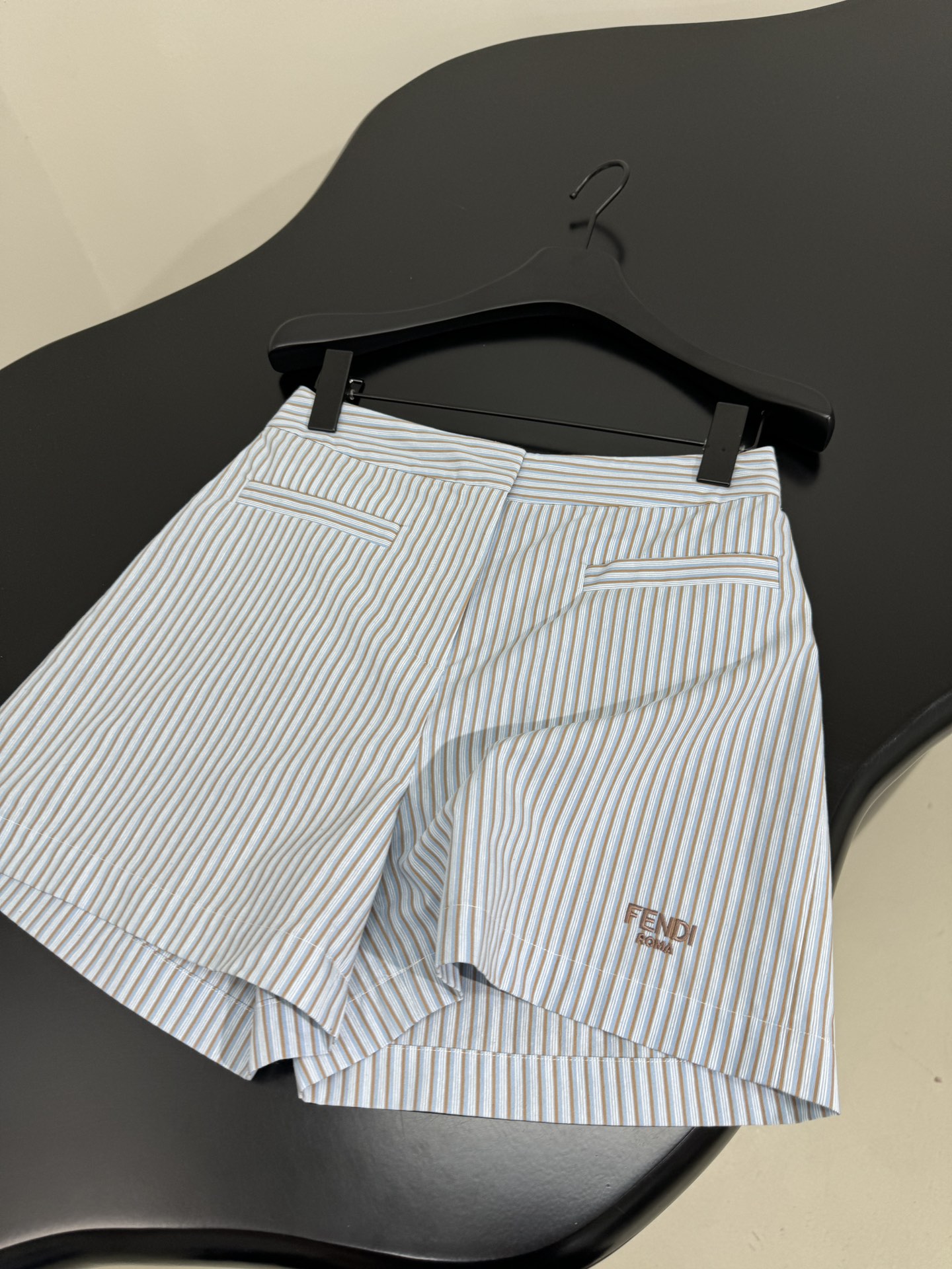 Fashion Summary: Tweedy Female Suit with Age Reduction Design and Brand Embroidery - 图片 8