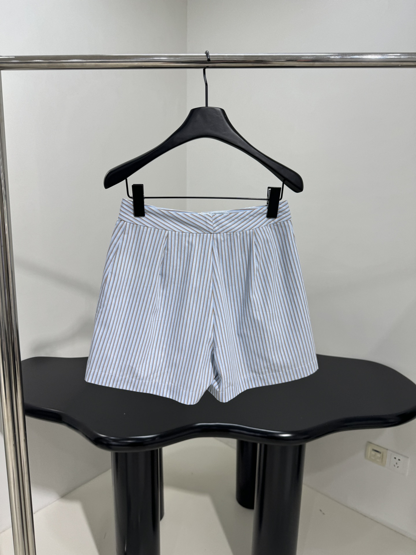Fashion Summary: Tweedy Female Suit with Age Reduction Design and Brand Embroidery - 图片 7
