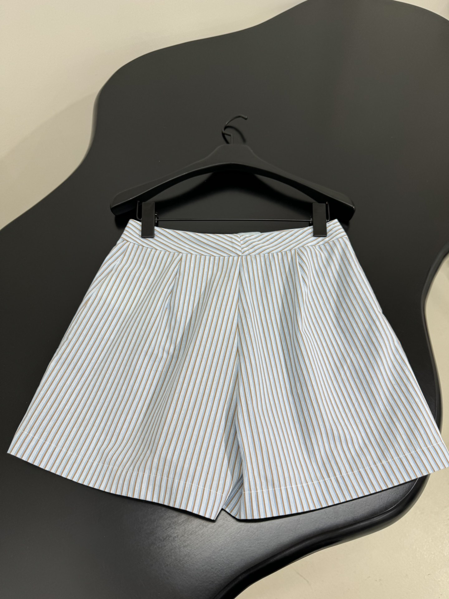 Fashion Summary: Tweedy Female Suit with Age Reduction Design and Brand Embroidery - 图片 9