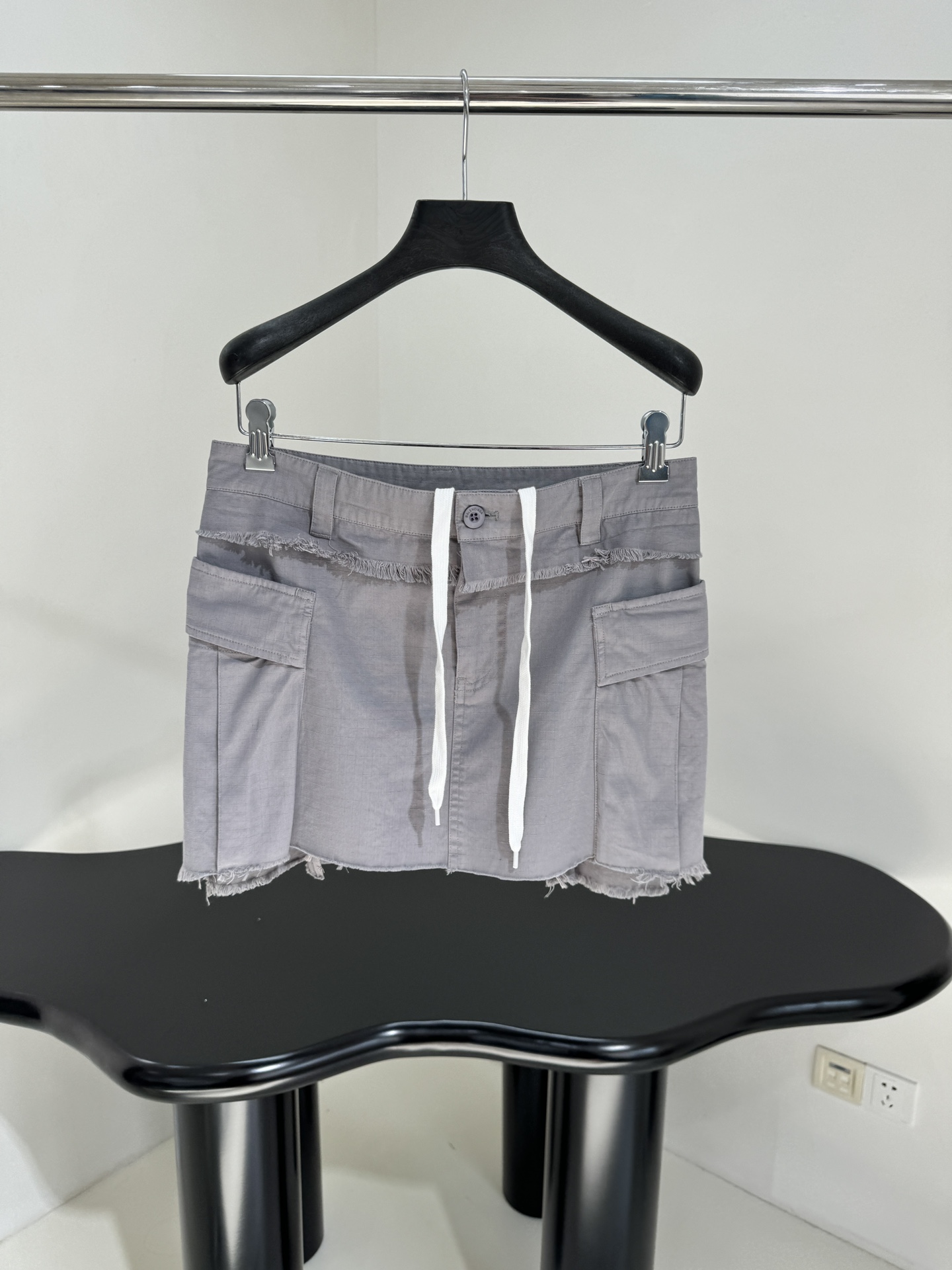 Balenciaga P621 Cargo Miniskirt: Hard-Ass Dress with Unique Features and Stylish Design - 图片 1