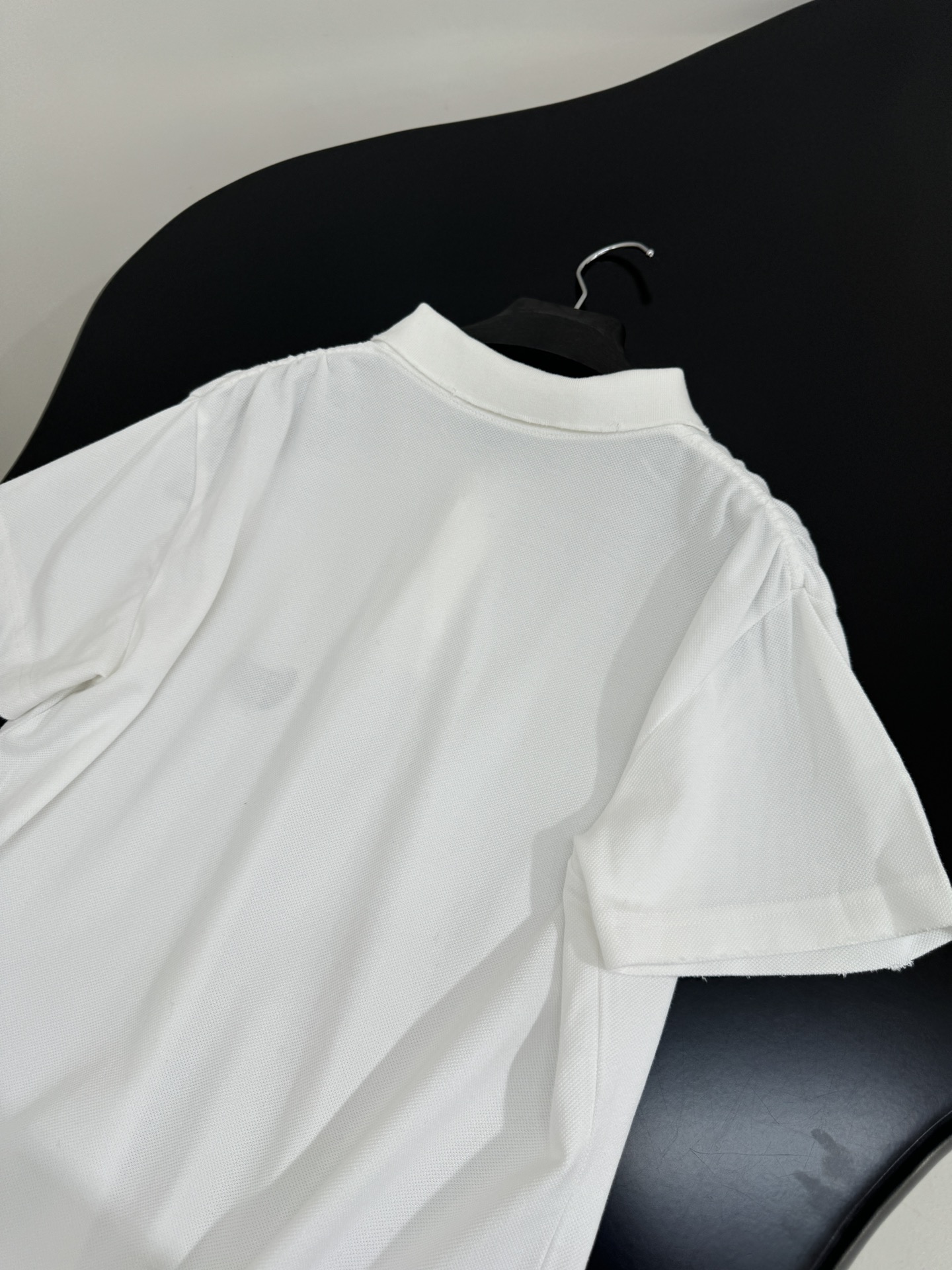 “Balenciaga Laurel Classic Cortex Polo T-shirt: Unique Design with Embroidered Logo” - 图片 9