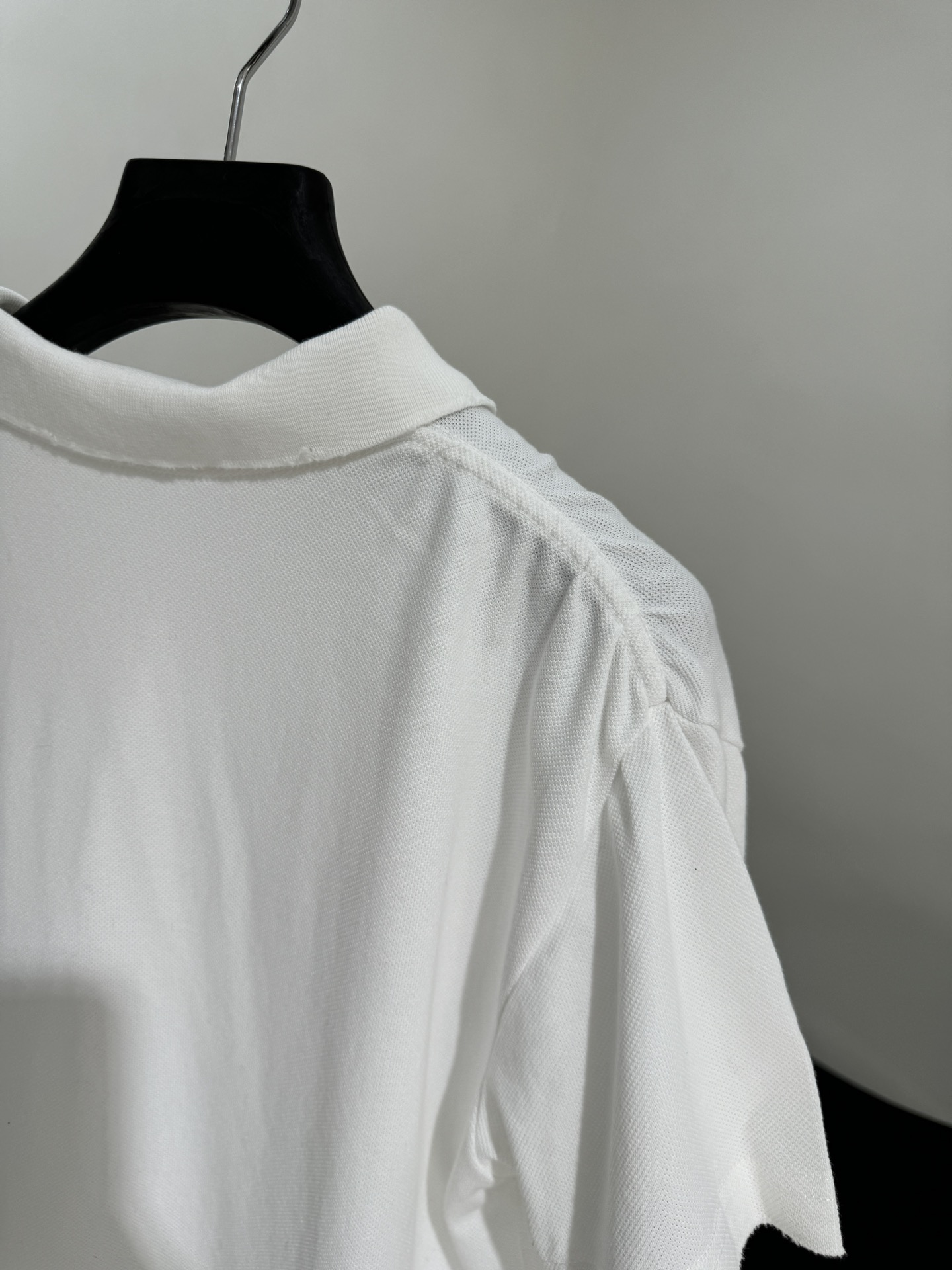 “Balenciaga Laurel Classic Cortex Polo T-shirt: Unique Design with Embroidered Logo” - 图片 4