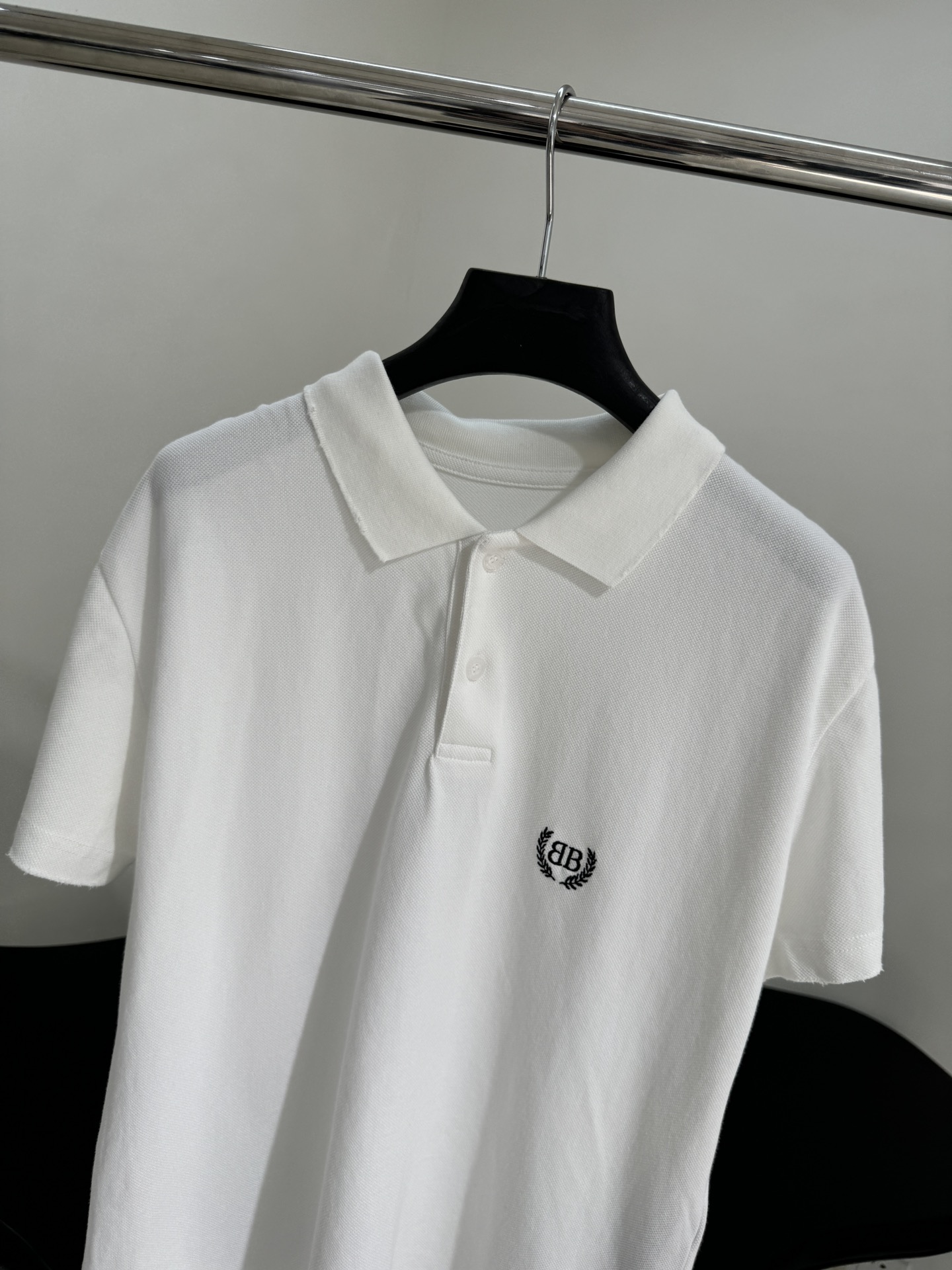 “Balenciaga Laurel Classic Cortex Polo T-shirt: Unique Design with Embroidered Logo” - 图片 2