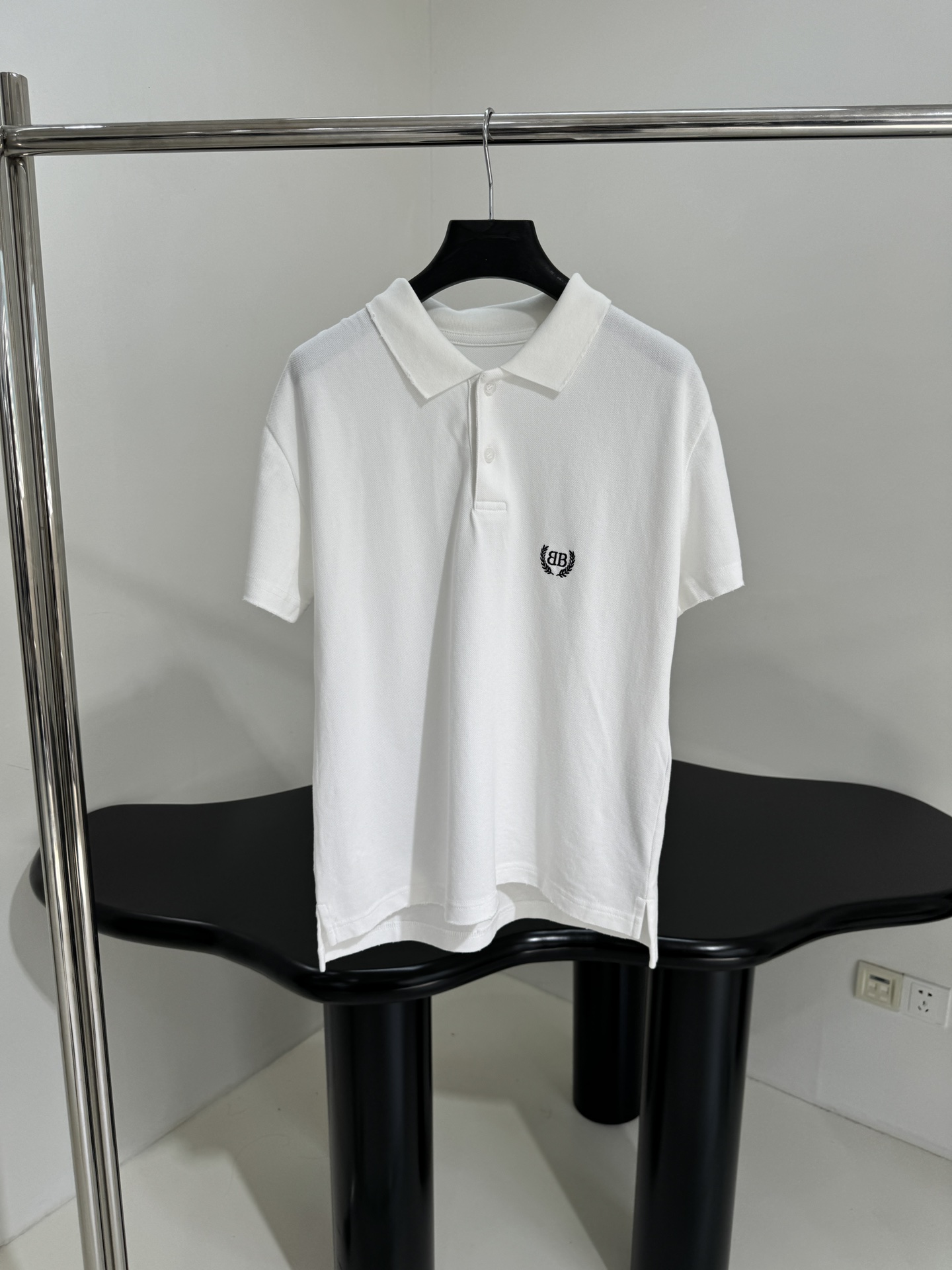 “Balenciaga Laurel Classic Cortex Polo T-shirt: Unique Design with Embroidered Logo” - 图片 1