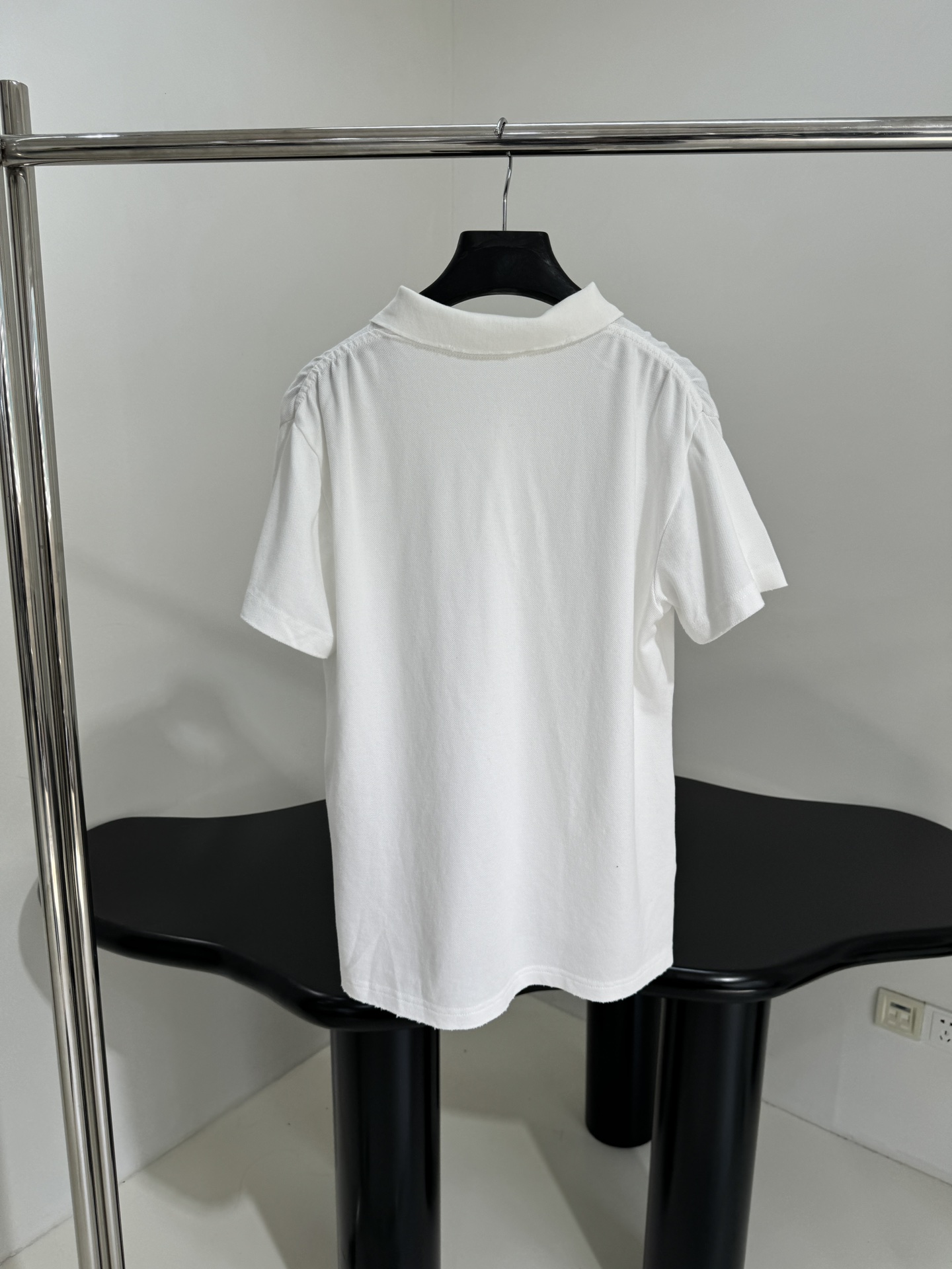 “Balenciaga Laurel Classic Cortex Polo T-shirt: Unique Design with Embroidered Logo” - 图片 3