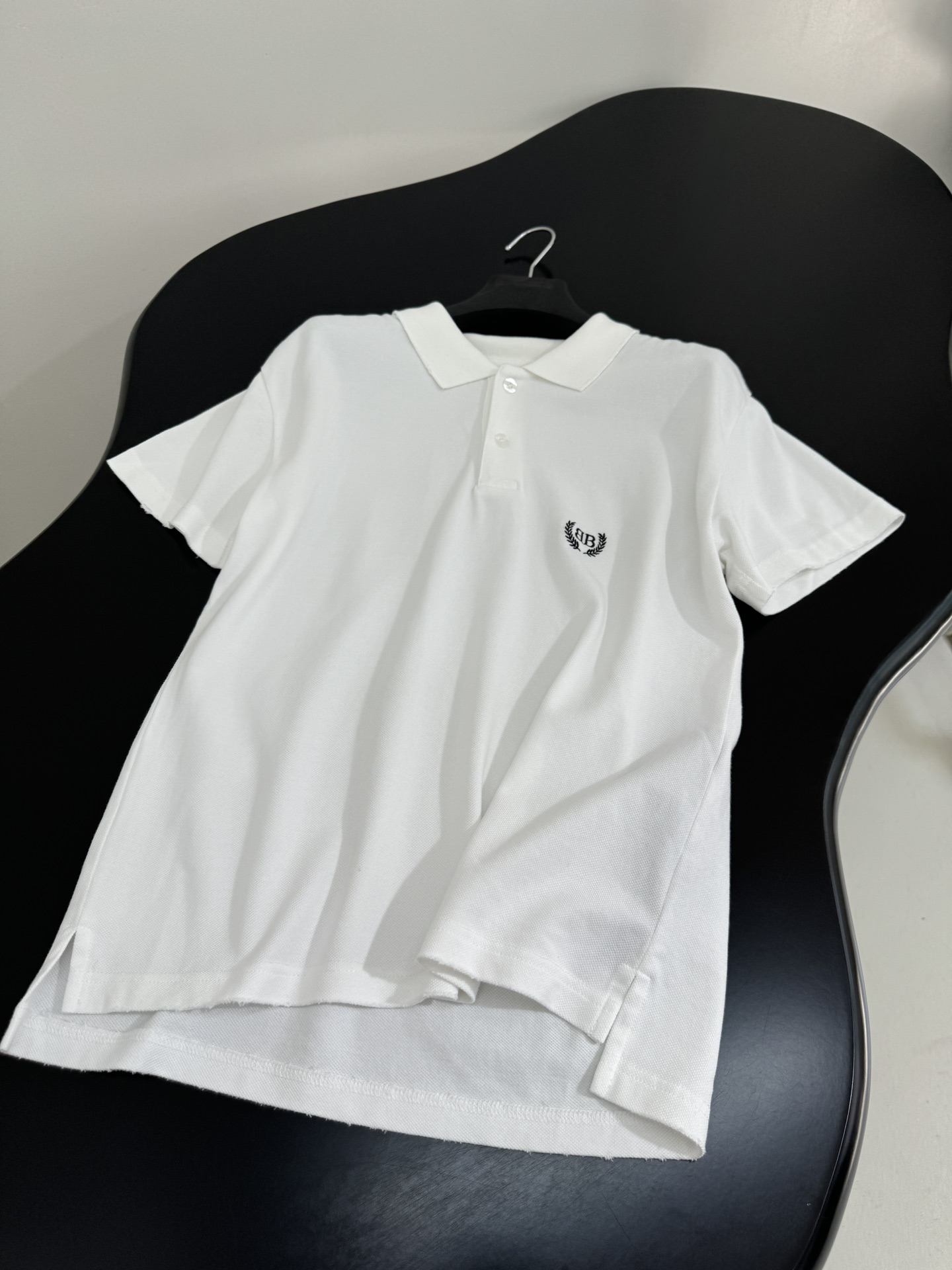 “Balenciaga Laurel Classic Cortex Polo T-shirt: Unique Design with Embroidered Logo” - 图片 7