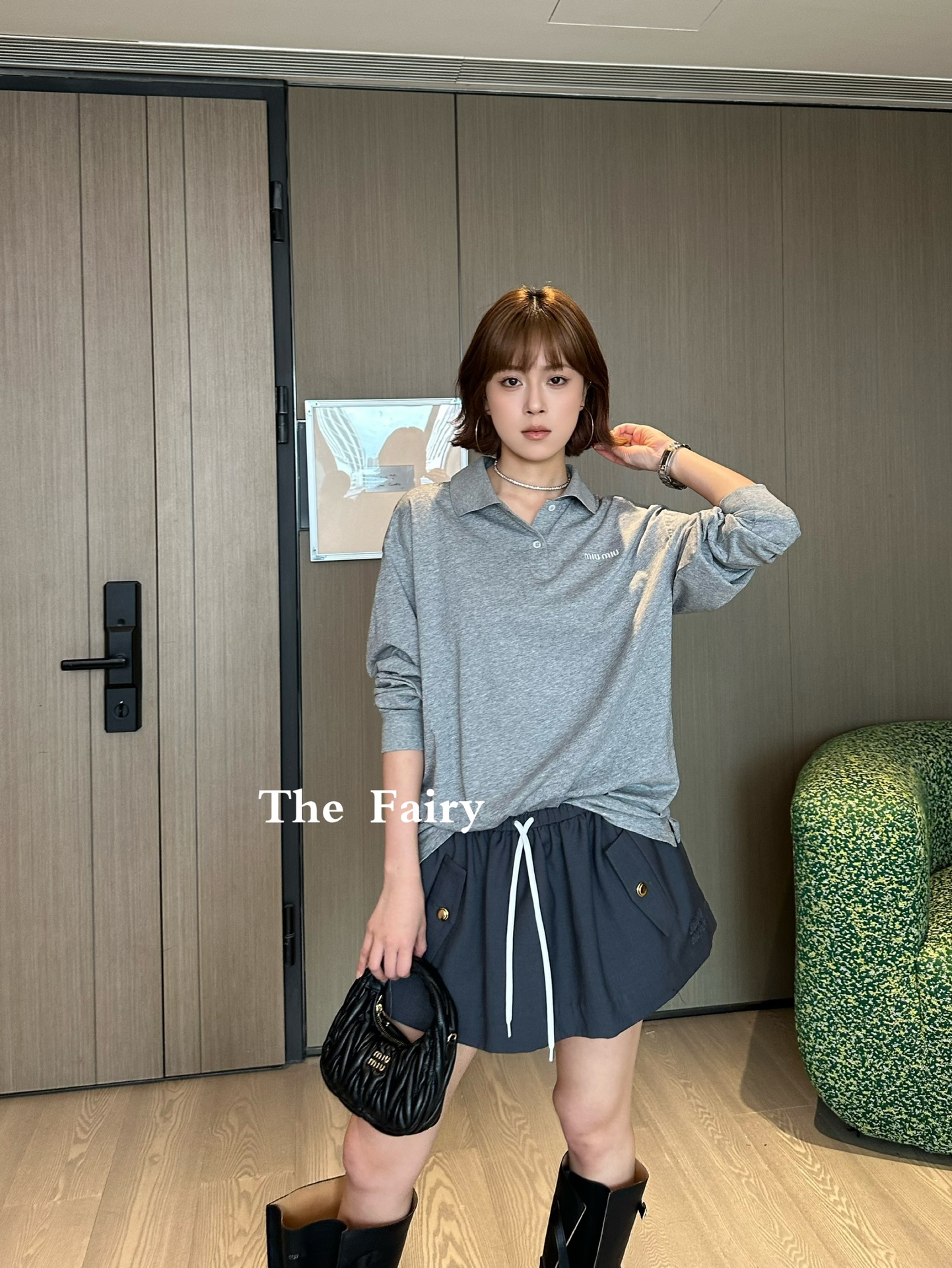 NO:454623,Miumi* 25Fw early autumn new model, micro-label embroidered cotton long-sleeved polo shirt丨Exclusive yb development!  High-end production!  Grey cotton knitted fabric with brand logo embroidered logo polo neckline button closure loose elastic style same as men and women Casual and versatile on-site S/M/L,,miumiu,alexander wang19860909Miumi* 25Fw早秋新款 微标刺绣棉质长袖polo衫丨独家yb开发！高版出品！灰色棉质针织面料 饰有品牌标识刺绣徽标 polo领口 纽扣开合 宽松弹力版型 男女同款 休闲百搭现货发售S/M/L,,miumiu,alexander wang,Women's clothing