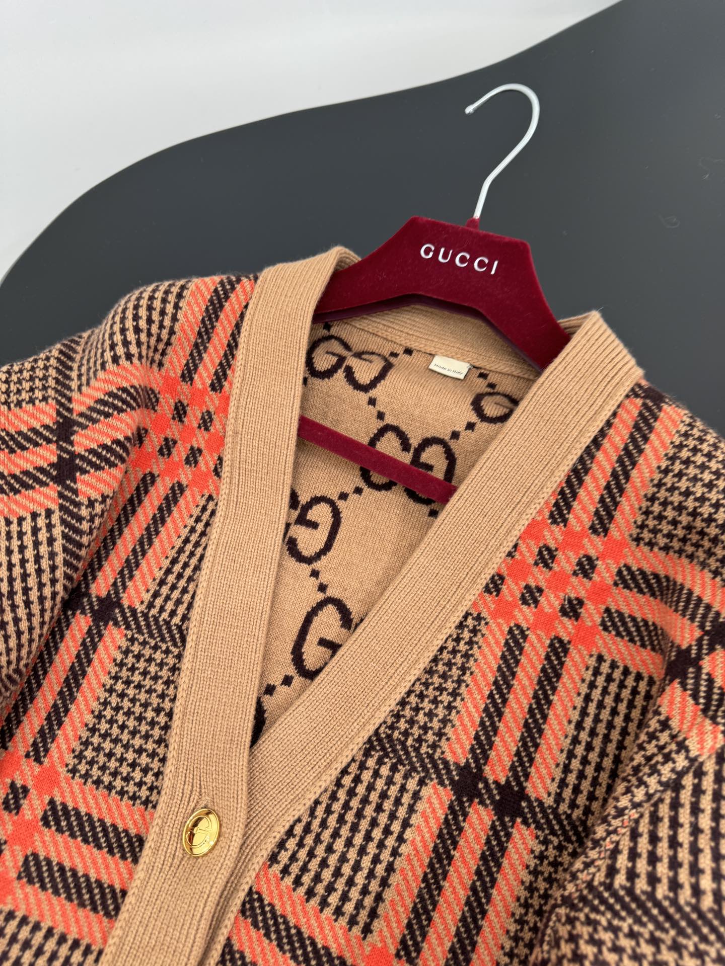 “Versatile P1176 Dress: Gucci-inspired Design with Mahjongg and Wool Floral Details, V-Collar, and Metal Buttons” - 图片 6