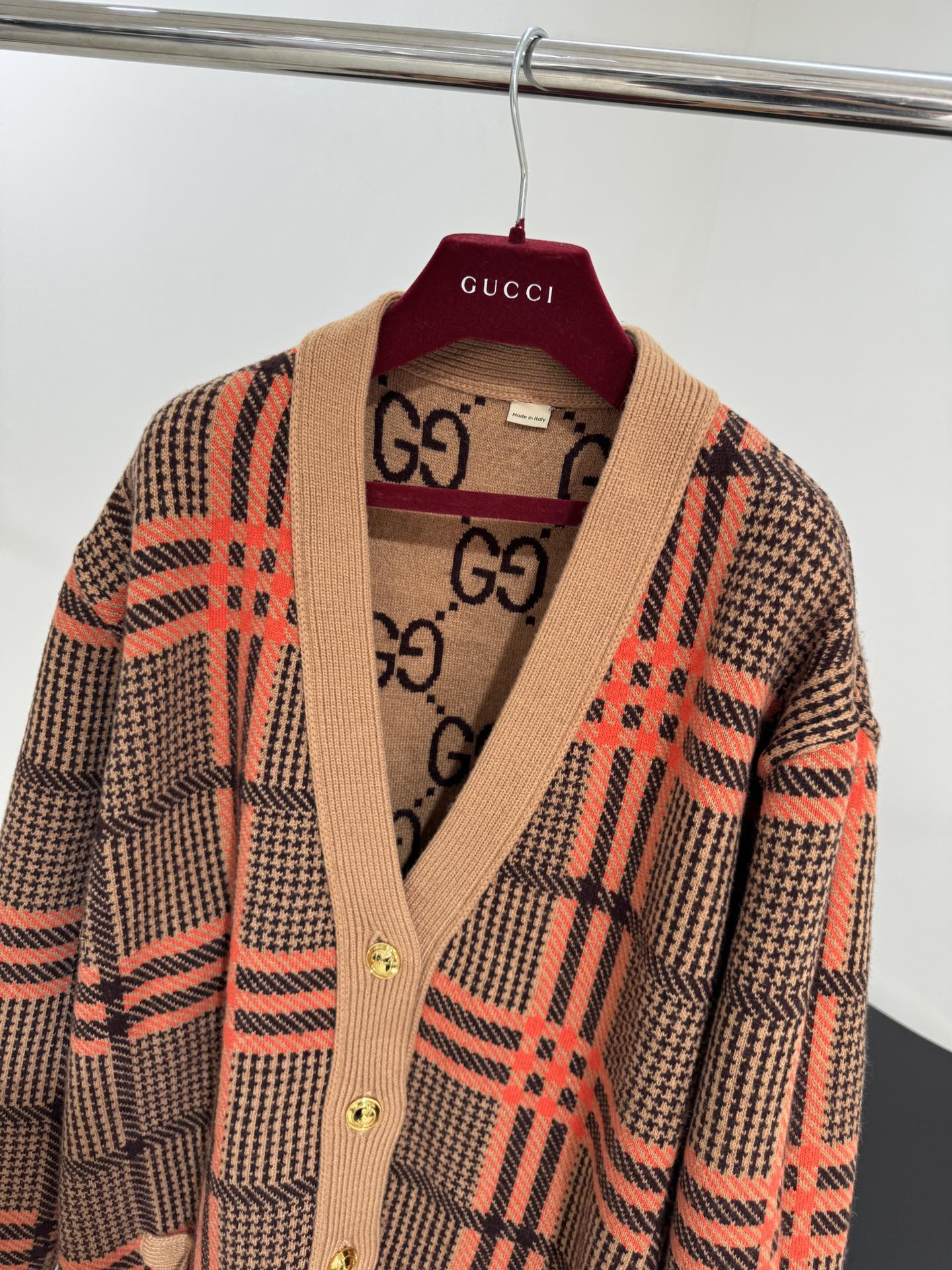 “Versatile P1176 Dress: Gucci-inspired Design with Mahjongg and Wool Floral Details, V-Collar, and Metal Buttons” - 图片 2