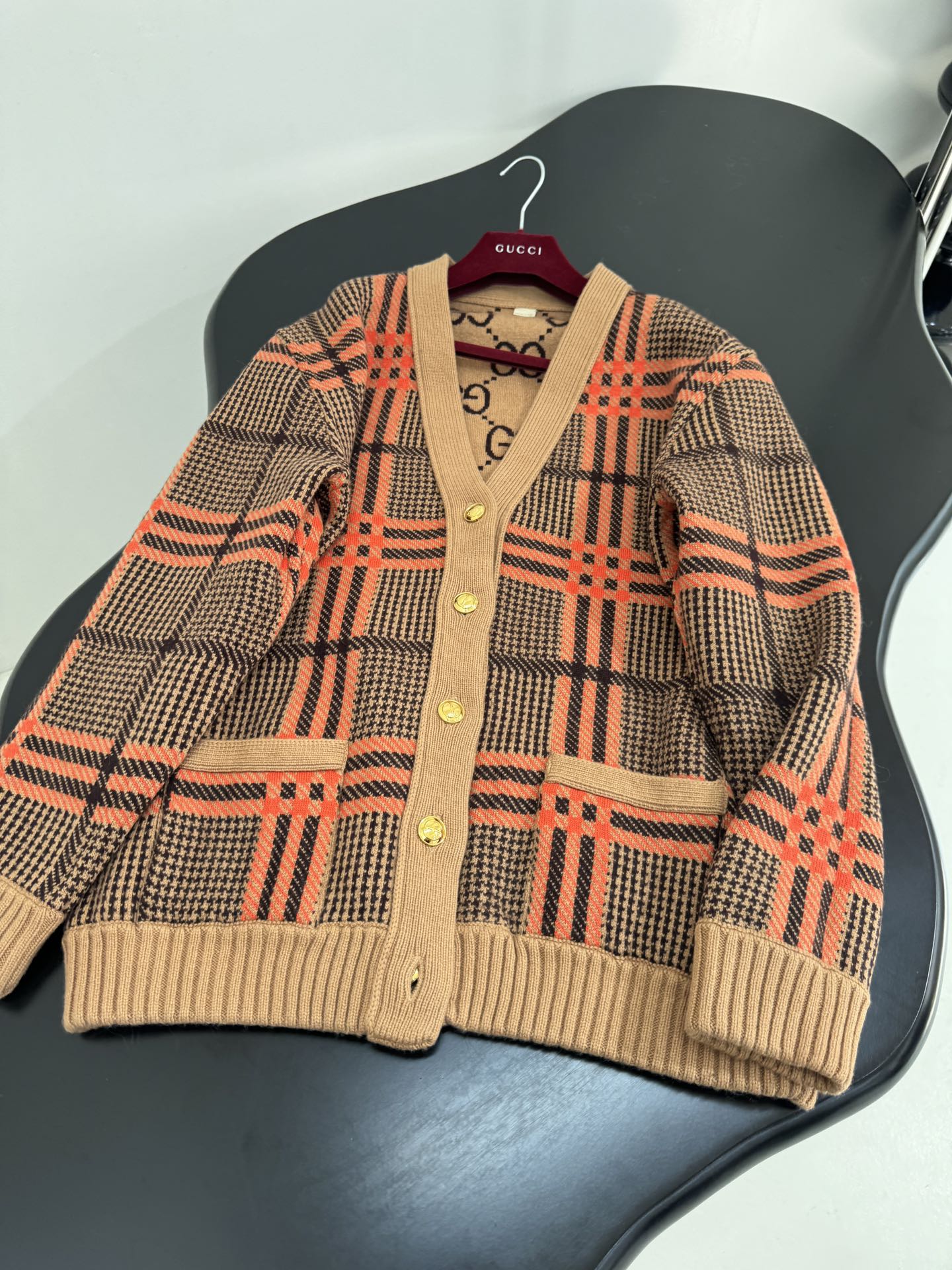 “Versatile P1176 Dress: Gucci-inspired Design with Mahjongg and Wool Floral Details, V-Collar, and Metal Buttons” - 图片 5