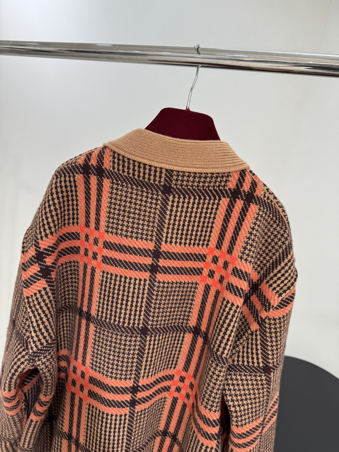 “Versatile P1176 Dress: Gucci-inspired Design with Mahjongg and Wool Floral Details, V-Collar, and Metal Buttons” - 图片 4