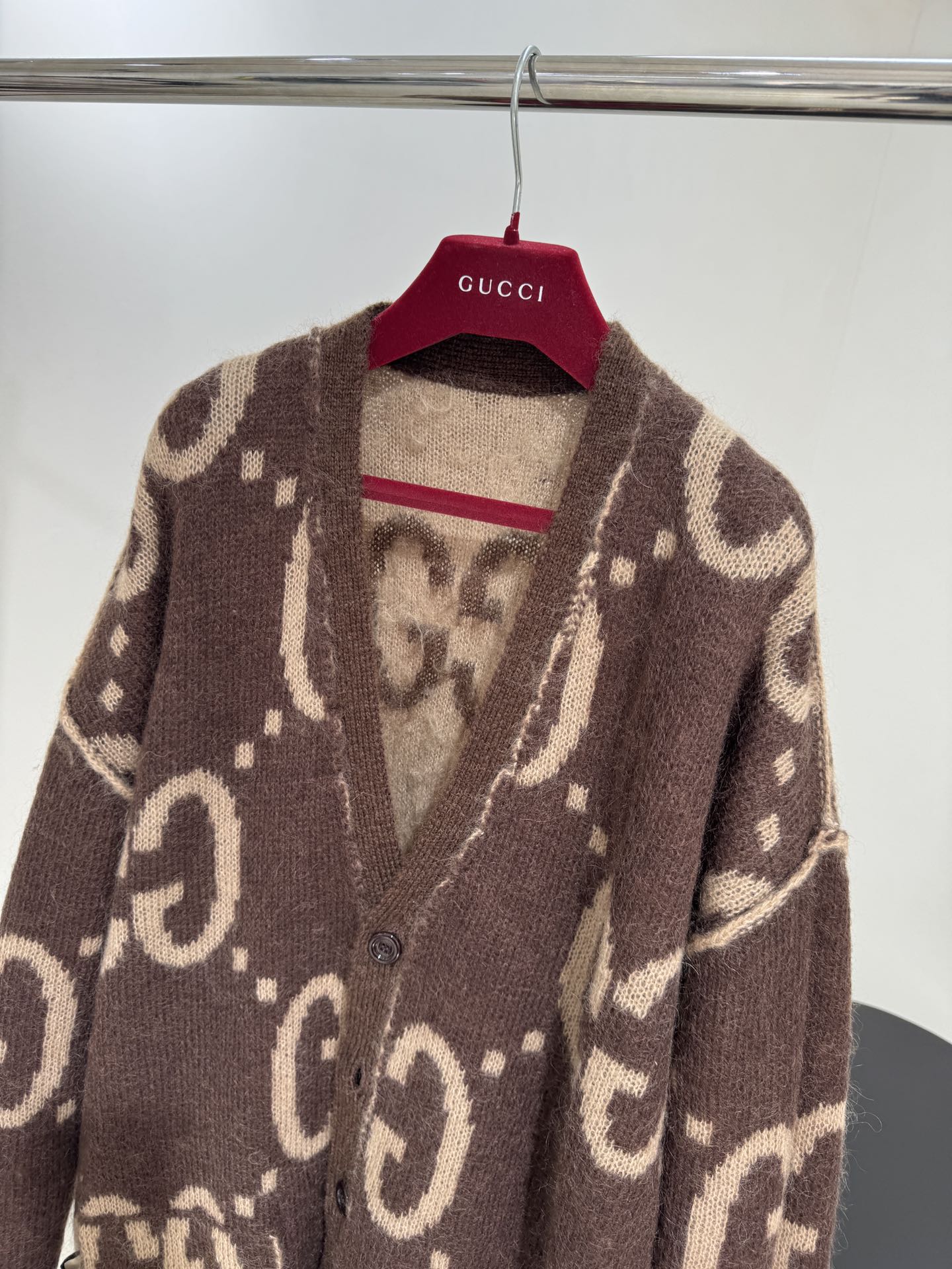 “GG Wool Mahjongg Embroidered V-Neck Cardigan in Dark Brown and Khaki for Fall Fashion” - 图片 2