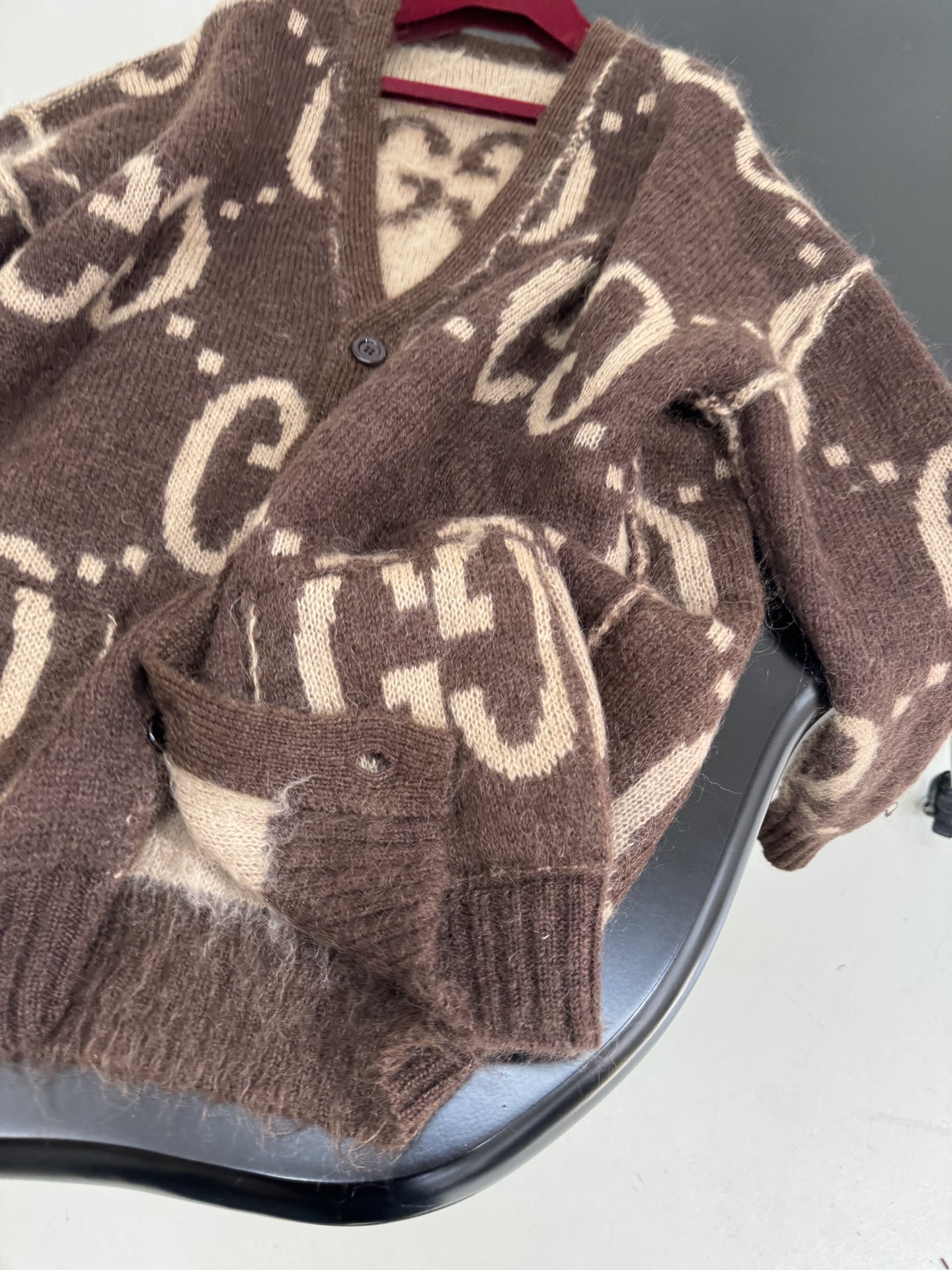 “GG Wool Mahjongg Embroidered V-Neck Cardigan in Dark Brown and Khaki for Fall Fashion” - 图片 8