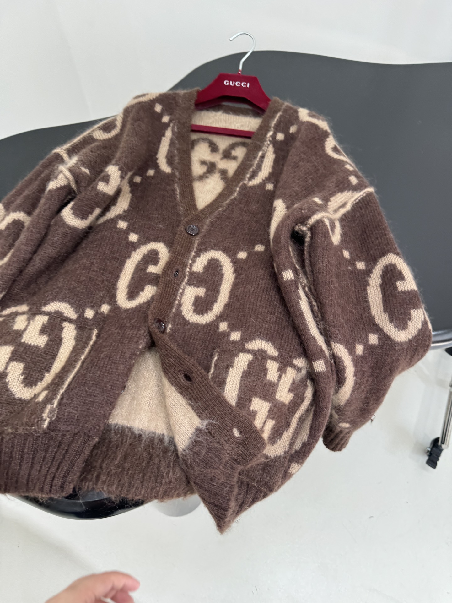 “GG Wool Mahjongg Embroidered V-Neck Cardigan in Dark Brown and Khaki for Fall Fashion” - 图片 7