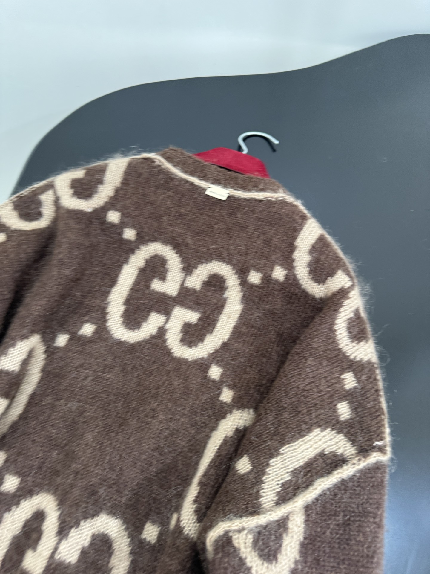 “GG Wool Mahjongg Embroidered V-Neck Cardigan in Dark Brown and Khaki for Fall Fashion” - 图片 9