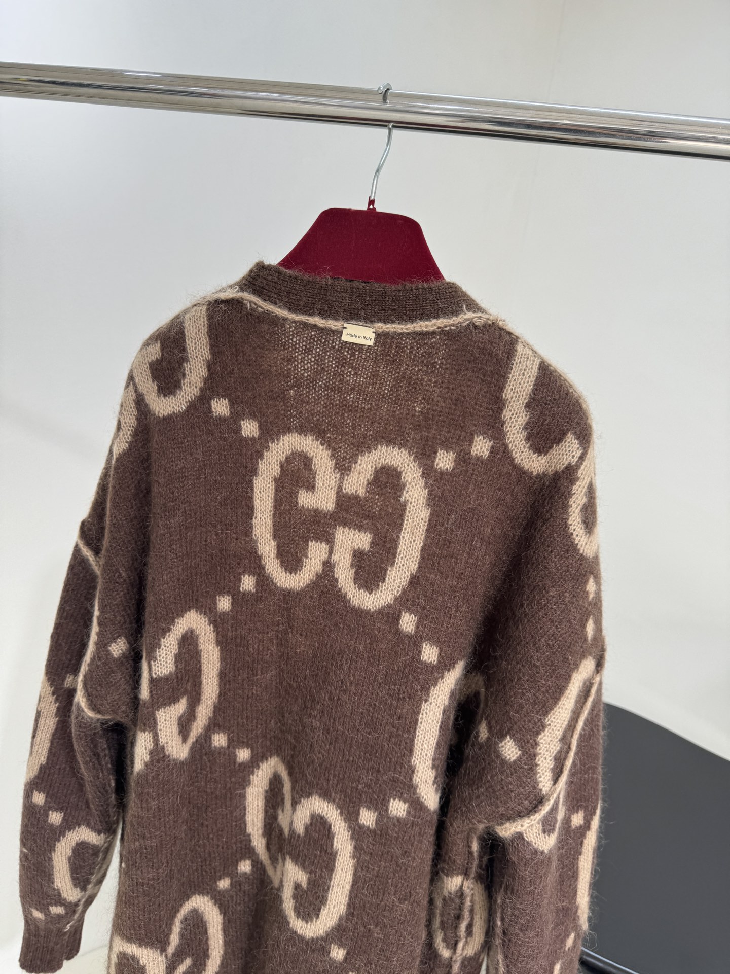 “GG Wool Mahjongg Embroidered V-Neck Cardigan in Dark Brown and Khaki for Fall Fashion” - 图片 4