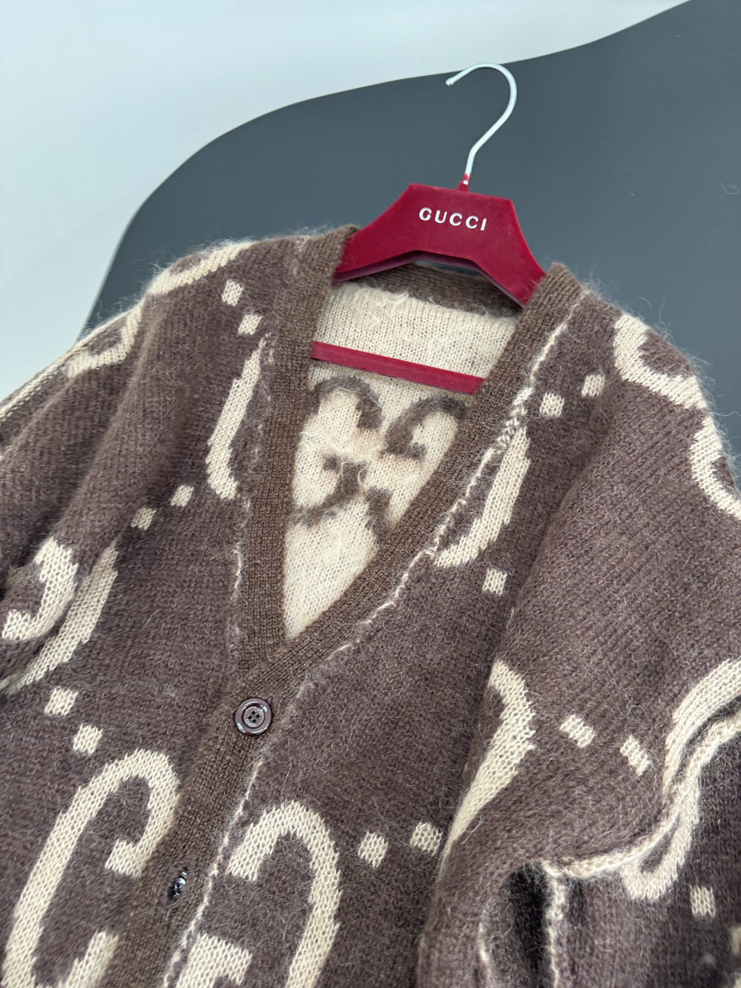 “GG Wool Mahjongg Embroidered V-Neck Cardigan in Dark Brown and Khaki for Fall Fashion” - 图片 6