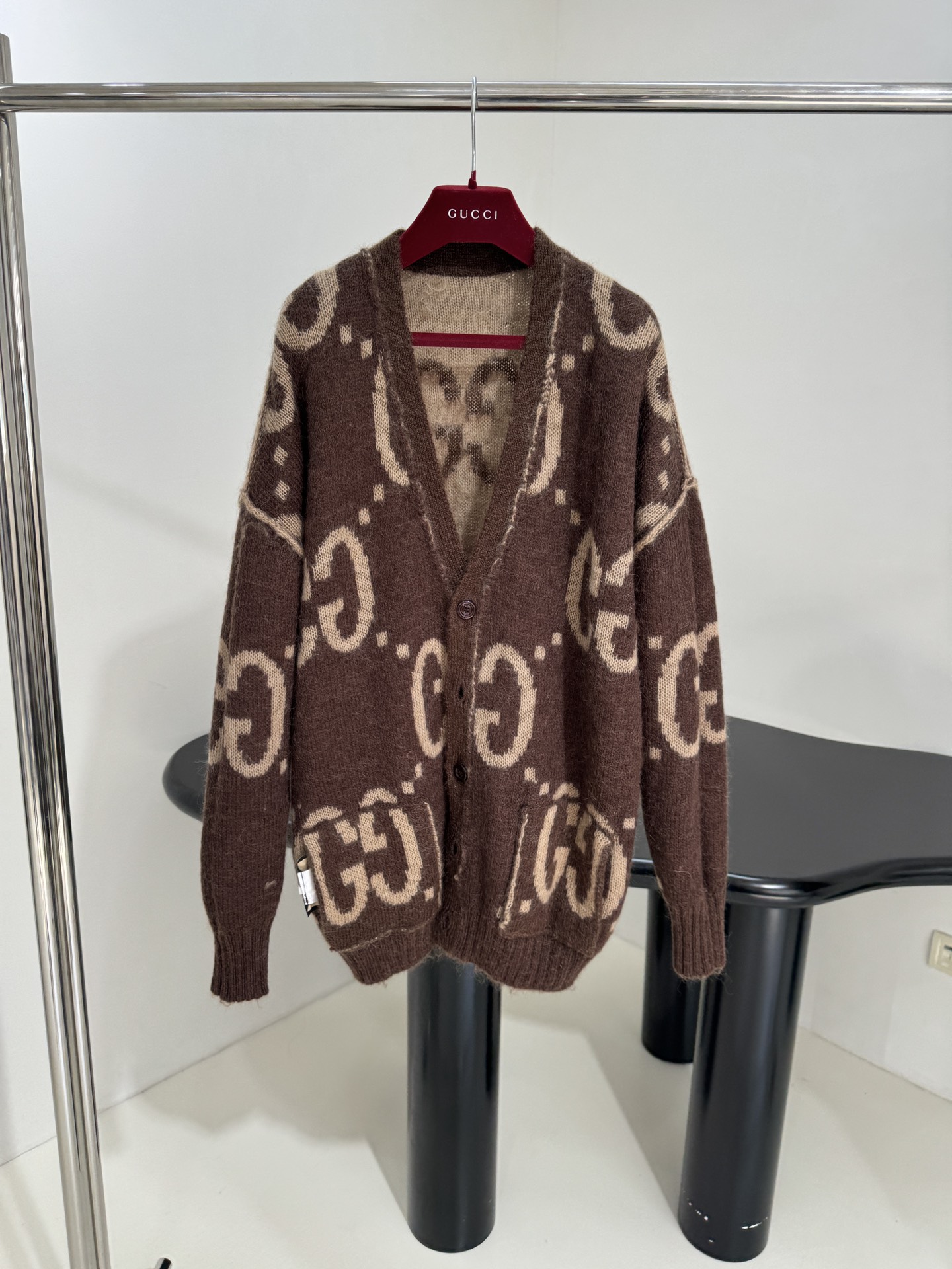 “GG Wool Mahjongg Embroidered V-Neck Cardigan in Dark Brown and Khaki for Fall Fashion” - 图片 1