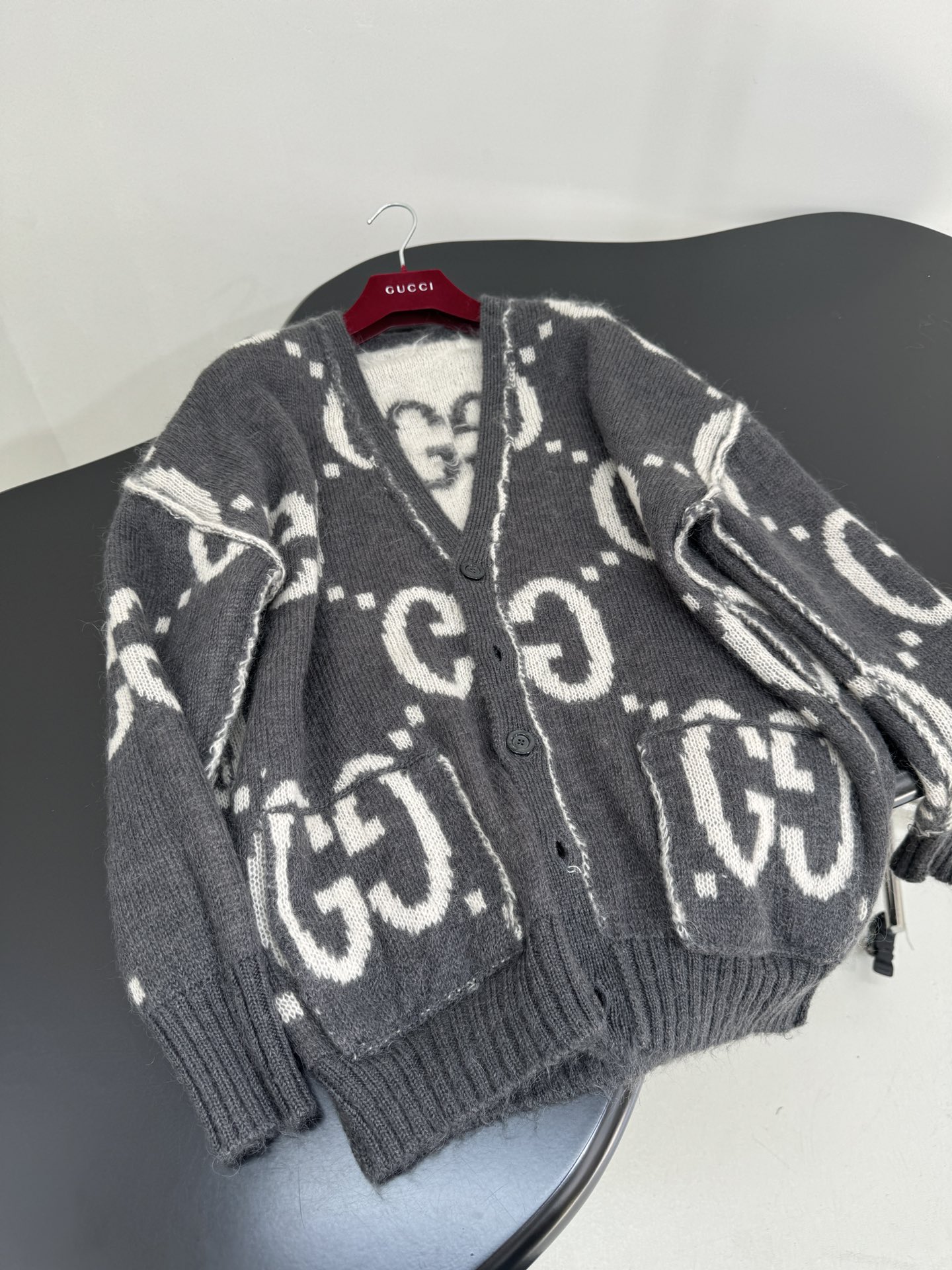 “Autumn New Clothes: GG Wool Mahjongg Embroidered Jacket in Dark Grey and White” - 图片 5