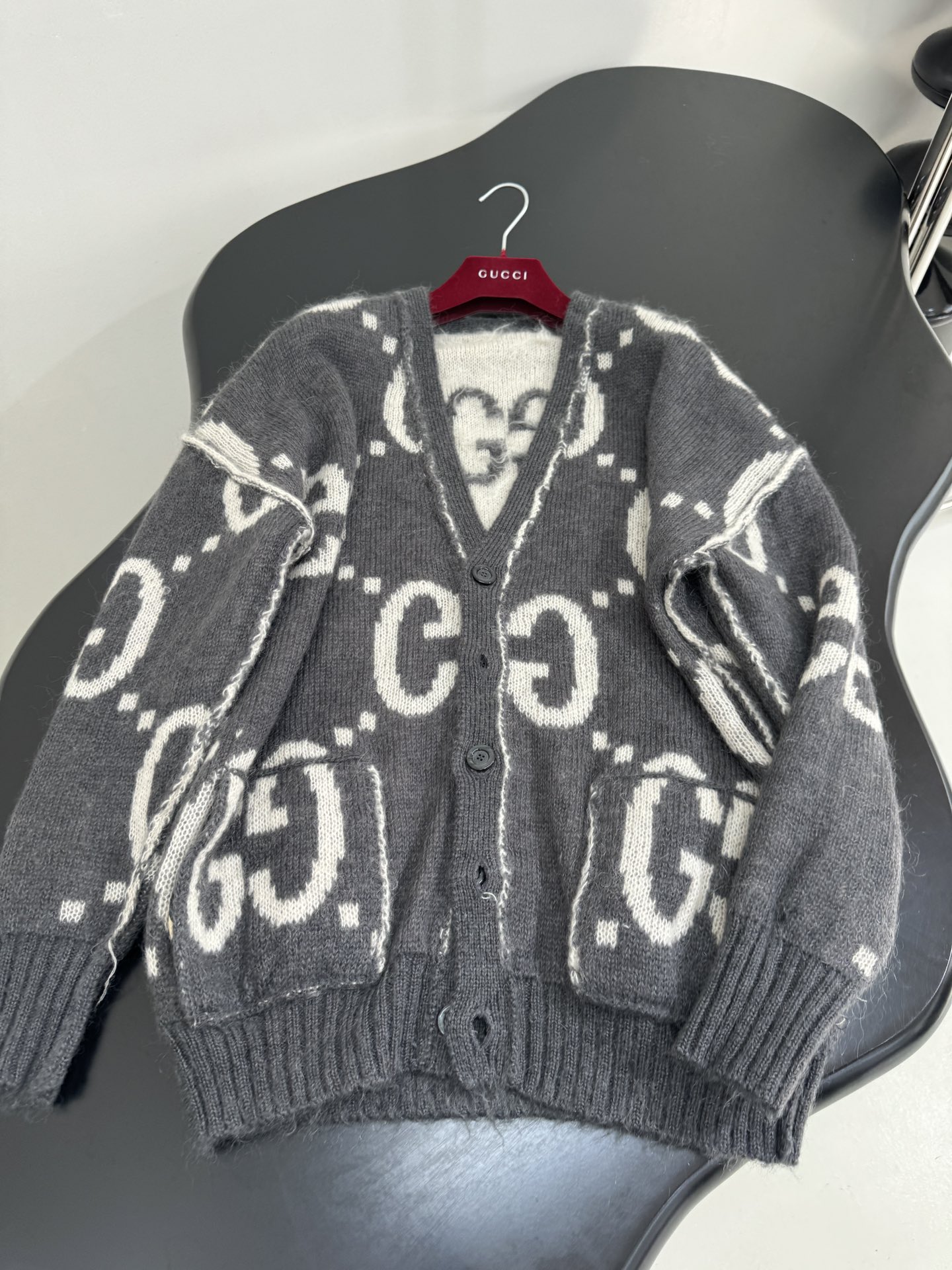 “Autumn New Clothes: GG Wool Mahjongg Embroidered Jacket in Dark Grey and White” - 图片 4