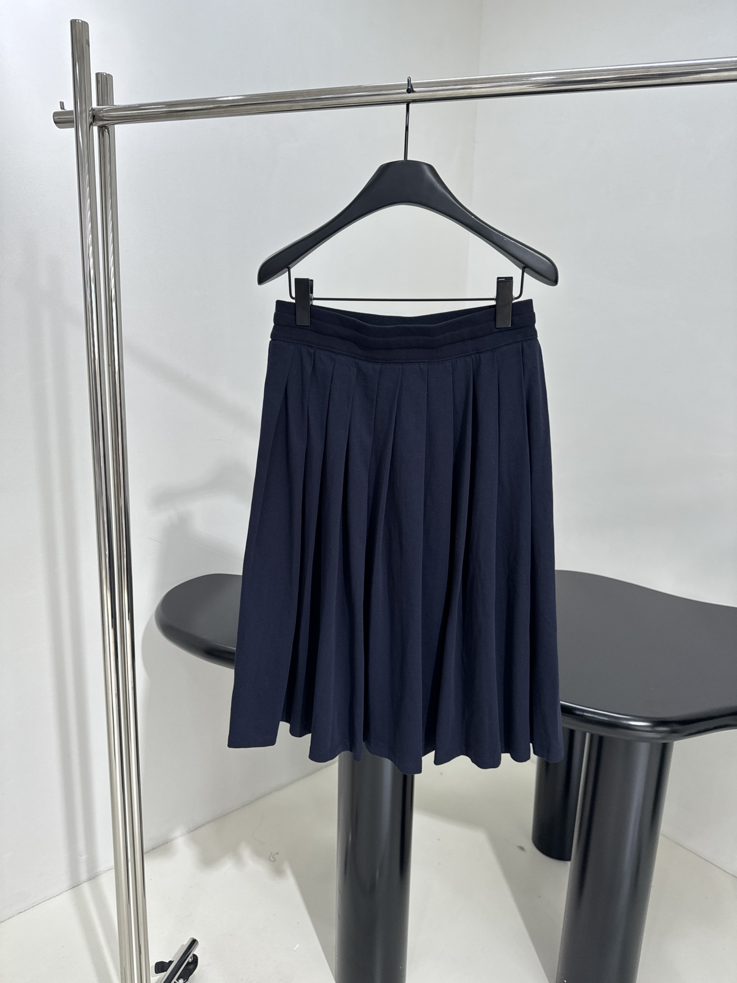 Miu Miu Pleated Navy Knit Midi Skirt with Embroidered Logo 4 i1753870950 154 3