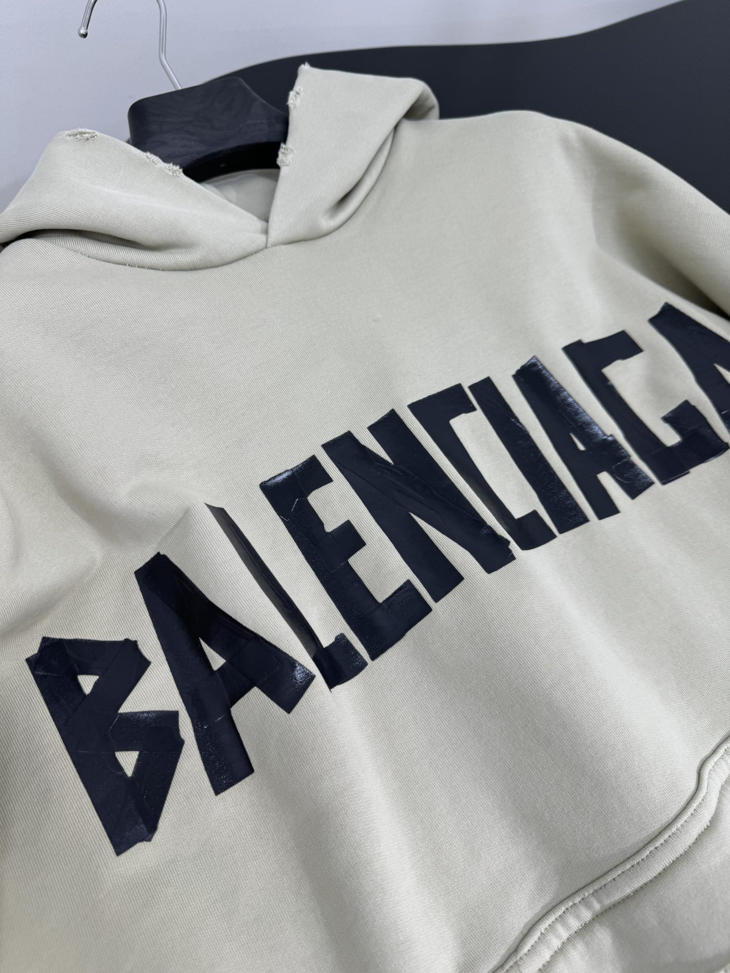 “Balenciaga Omega Caps Women’s Suit with Retro-lined Texture in Light Green – Product Overview” - 图片 7