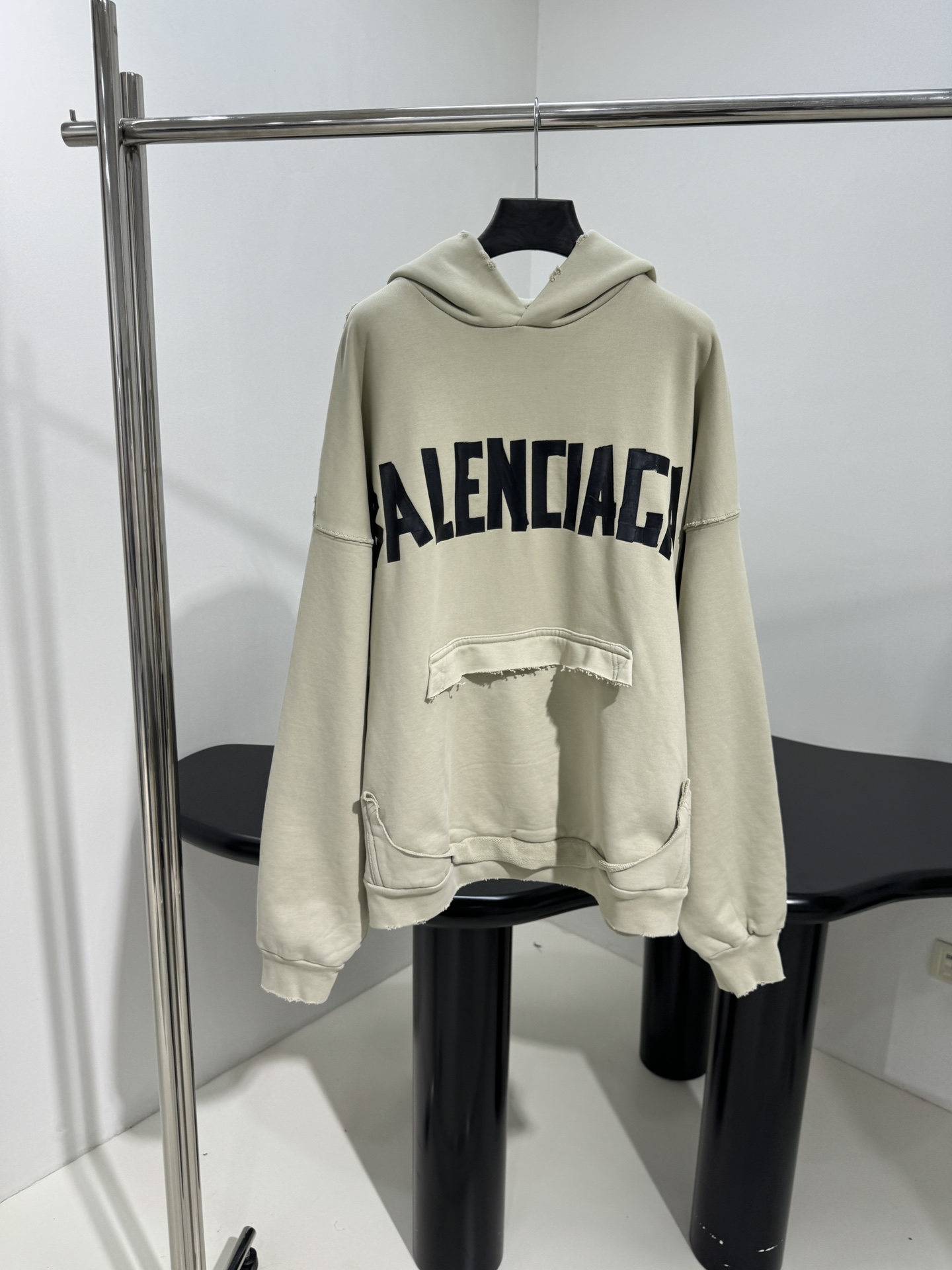 “Balenciaga Omega Caps Women’s Suit with Retro-lined Texture in Light Green – Product Overview” - 图片 1