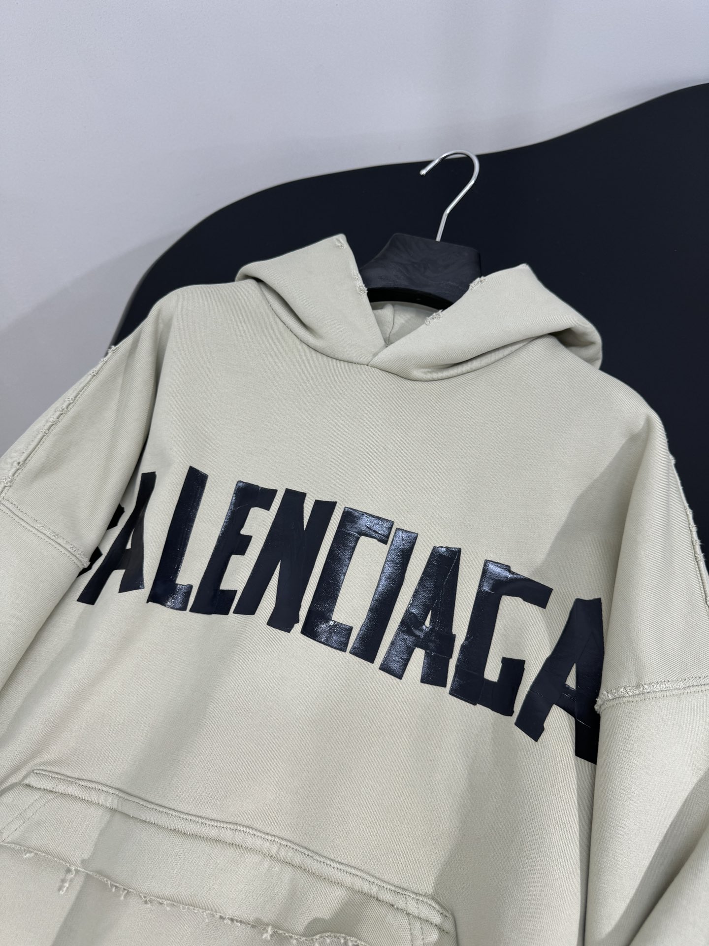 “Balenciaga Omega Caps Women’s Suit with Retro-lined Texture in Light Green – Product Overview” - 图片 6