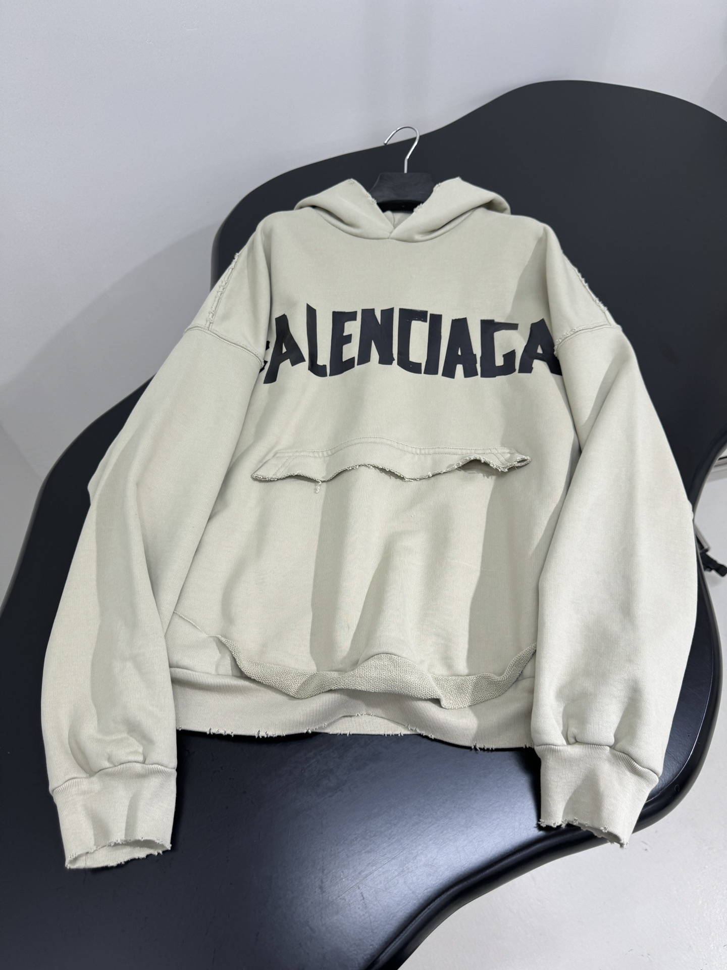 “Balenciaga Omega Caps Women’s Suit with Retro-lined Texture in Light Green – Product Overview” - 图片 5