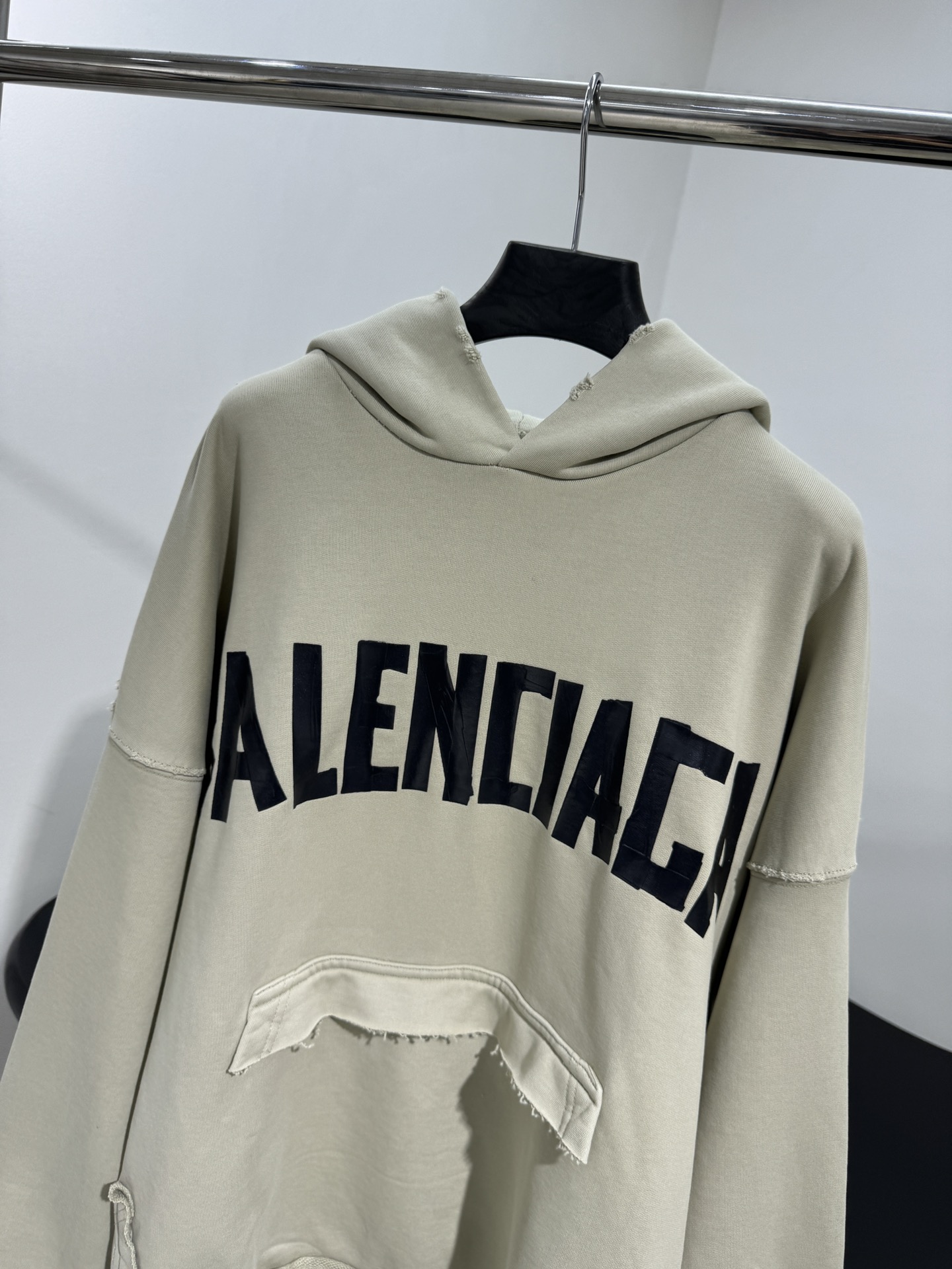 “Balenciaga Omega Caps Women’s Suit with Retro-lined Texture in Light Green – Product Overview” - 图片 2