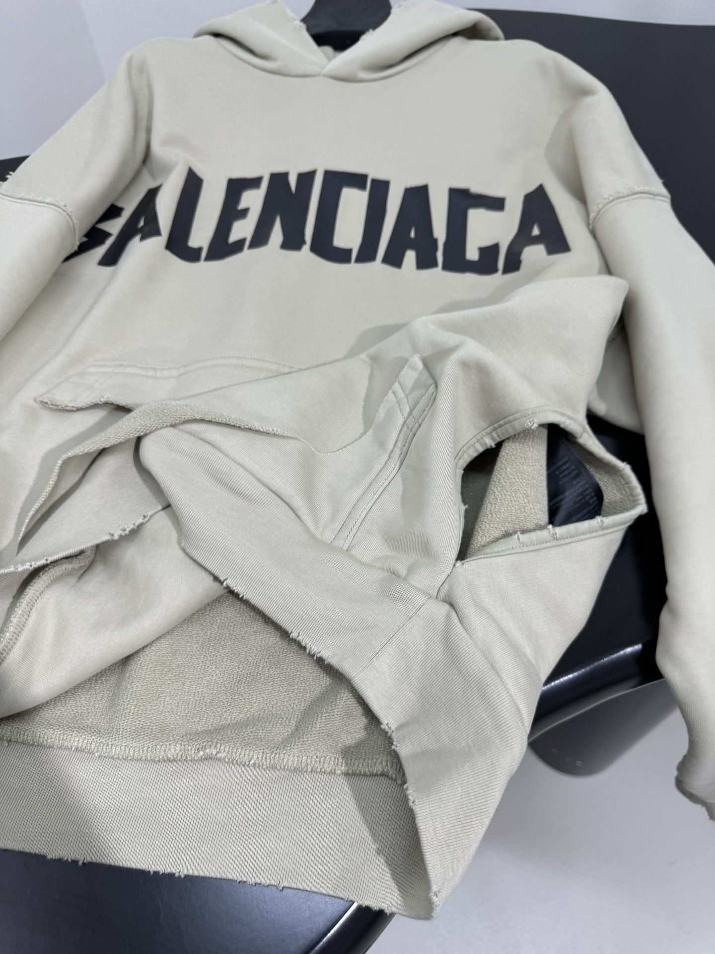 “Balenciaga Omega Caps Women’s Suit with Retro-lined Texture in Light Green – Product Overview” - 图片 8