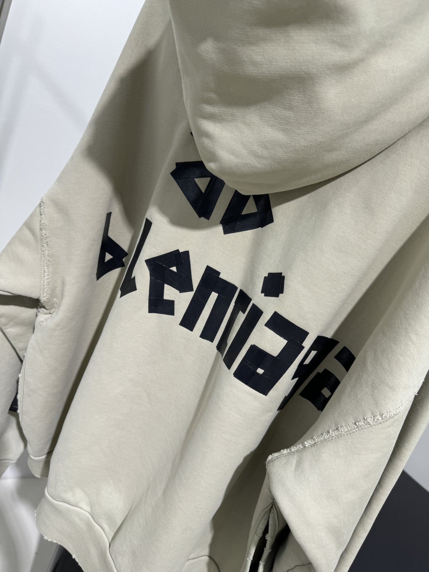 “Balenciaga Omega Caps Women’s Suit with Retro-lined Texture in Light Green – Product Overview” - 图片 4