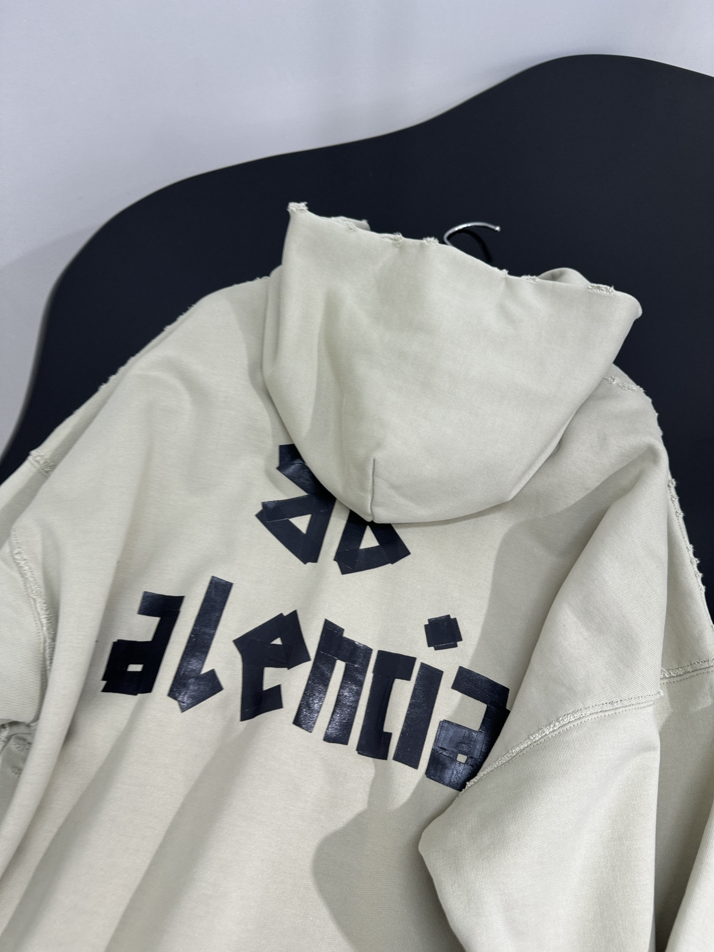 “Balenciaga Omega Caps Women’s Suit with Retro-lined Texture in Light Green – Product Overview” - 图片 9