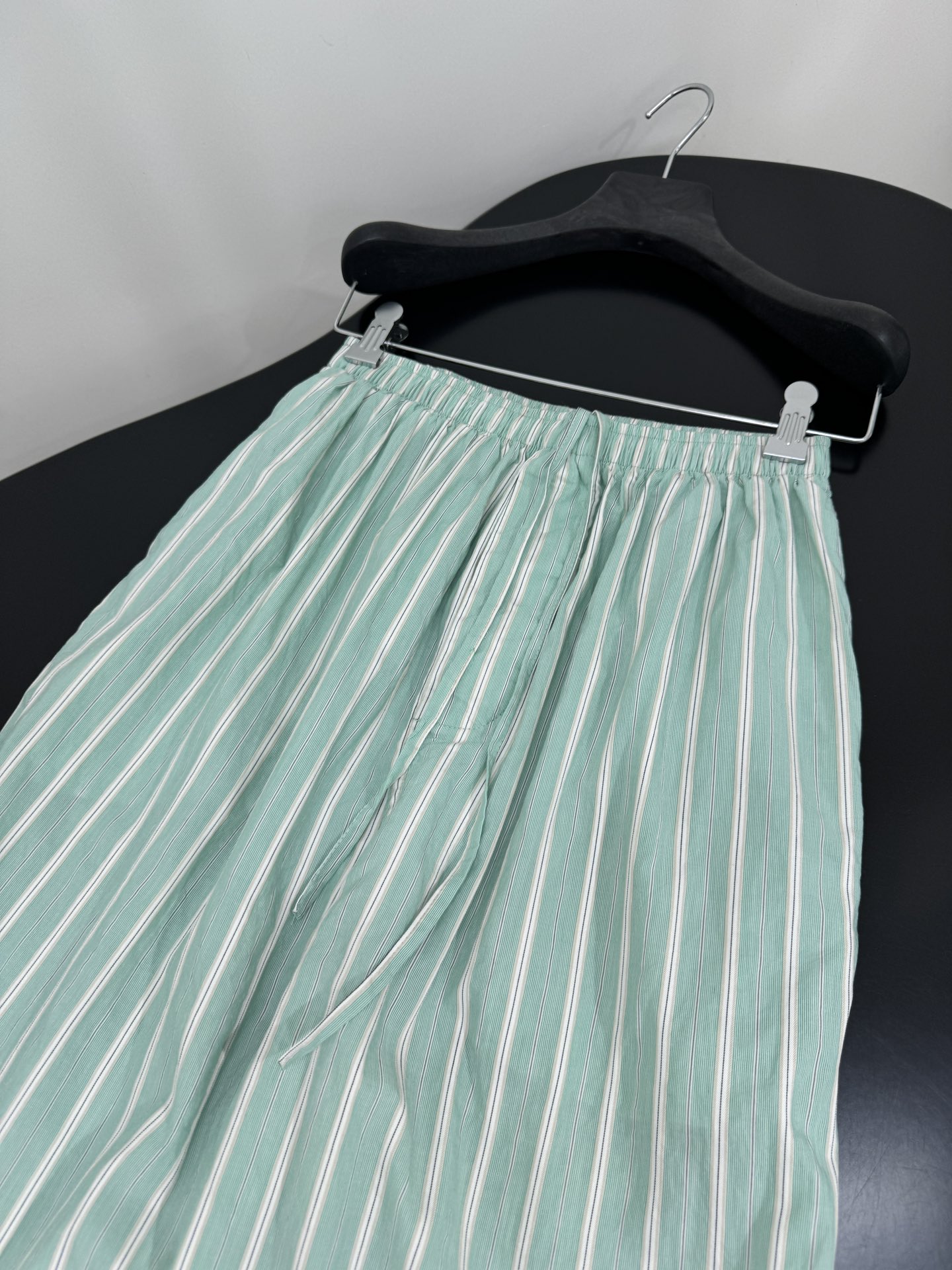 “Balenciaga Women’s Suit in Mint Green: PYJAMA Leisure Pants with Customized Color-Weave Fabric” - 图片 8