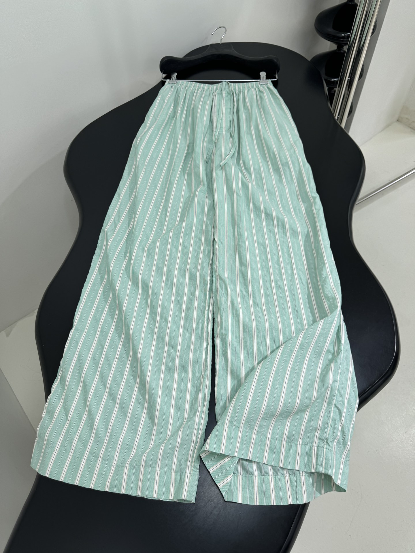 “Balenciaga Women’s Suit in Mint Green: PYJAMA Leisure Pants with Customized Color-Weave Fabric” - 图片 5