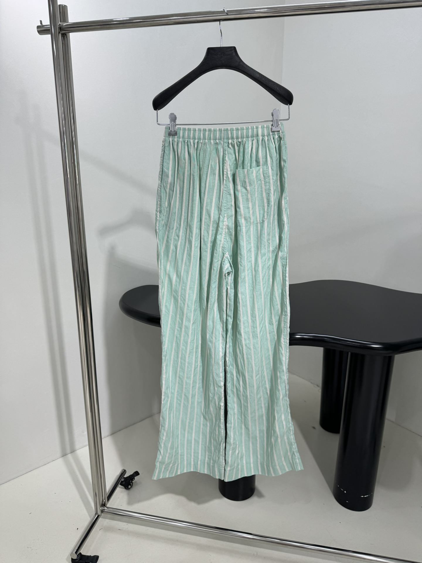 “Balenciaga Women’s Suit in Mint Green: PYJAMA Leisure Pants with Customized Color-Weave Fabric” - 图片 3