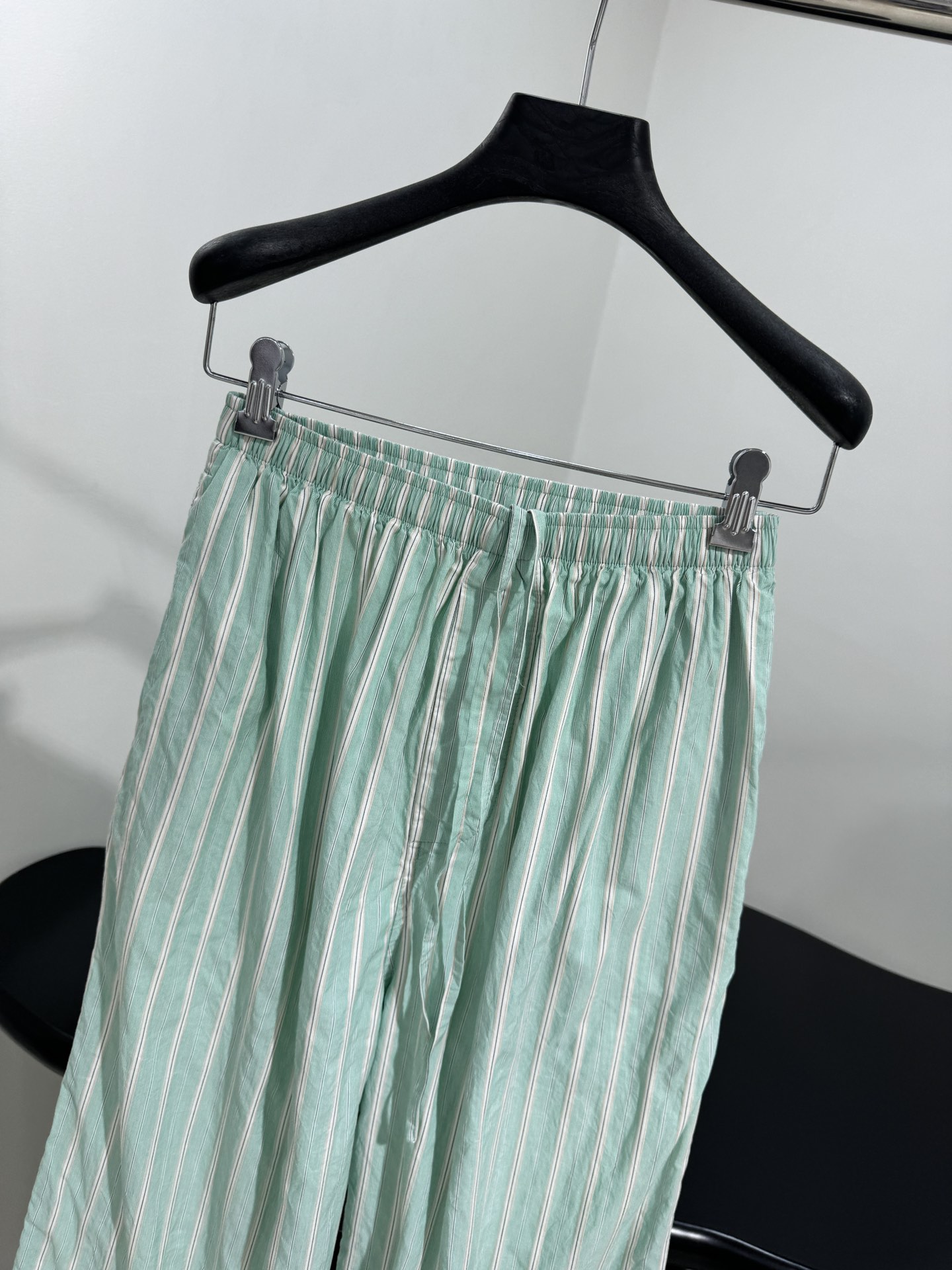 “Balenciaga Women’s Suit in Mint Green: PYJAMA Leisure Pants with Customized Color-Weave Fabric” - 图片 2