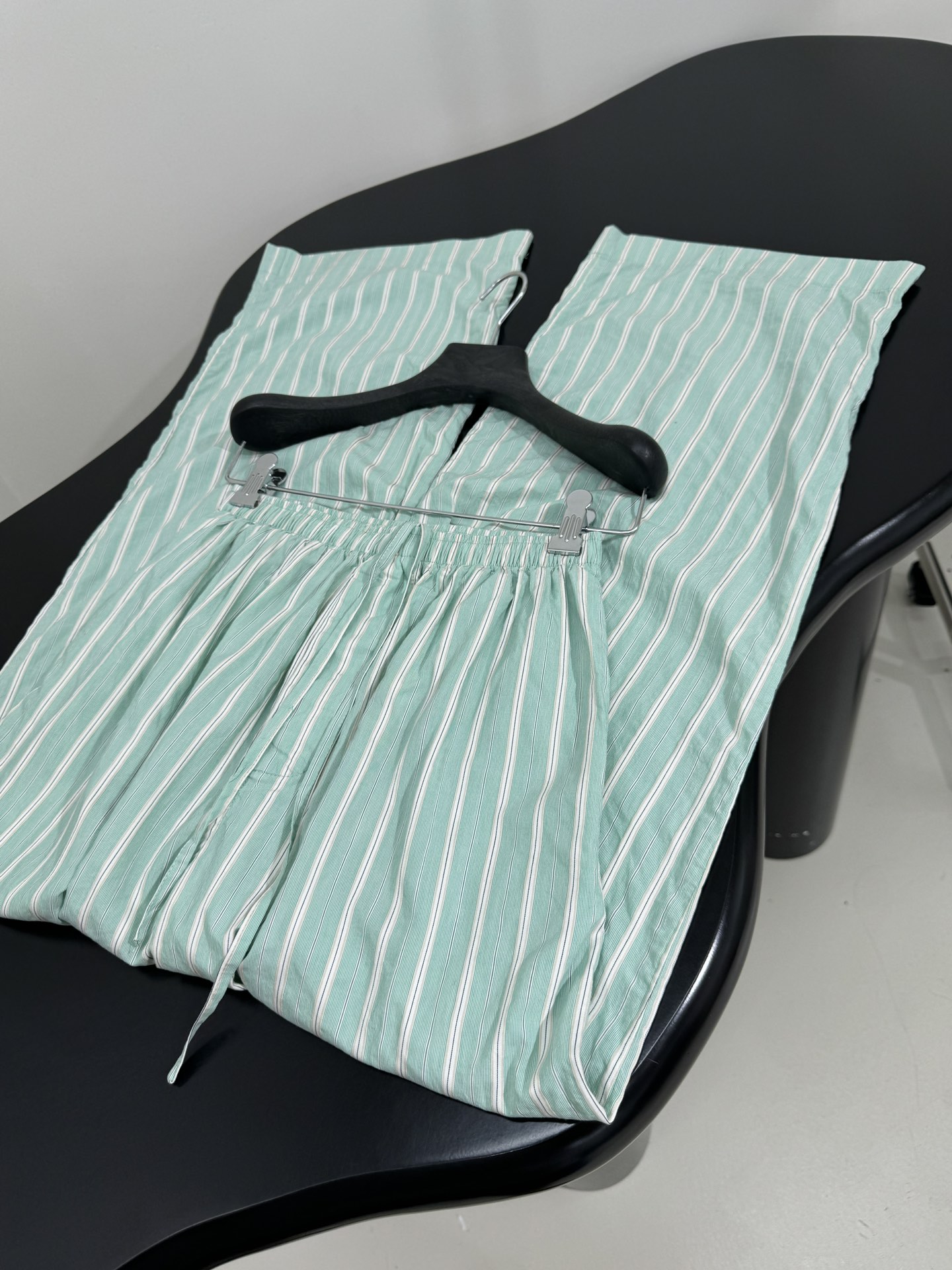 “Balenciaga Women’s Suit in Mint Green: PYJAMA Leisure Pants with Customized Color-Weave Fabric” - 图片 9