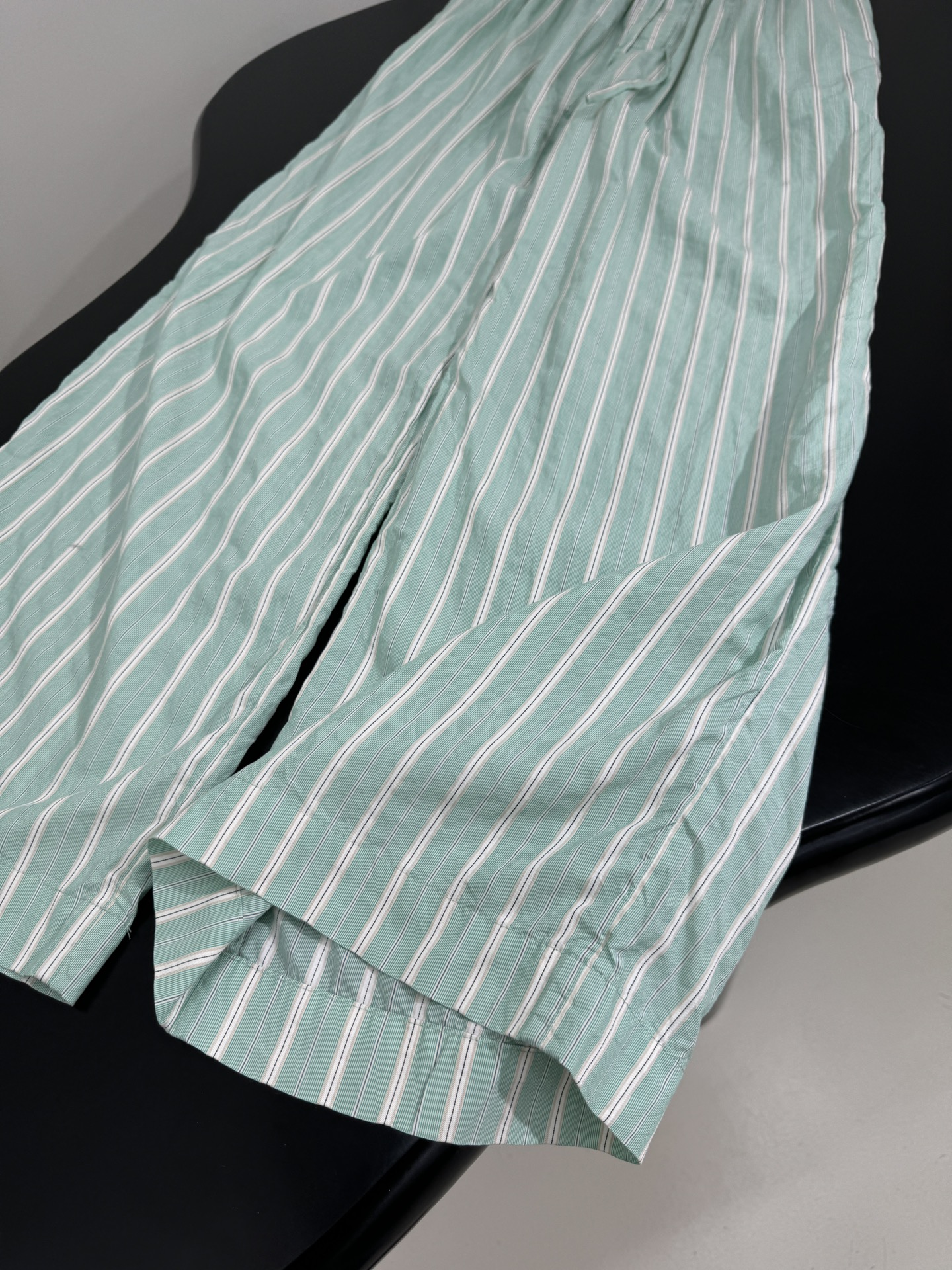 “Balenciaga Women’s Suit in Mint Green: PYJAMA Leisure Pants with Customized Color-Weave Fabric” - 图片 7