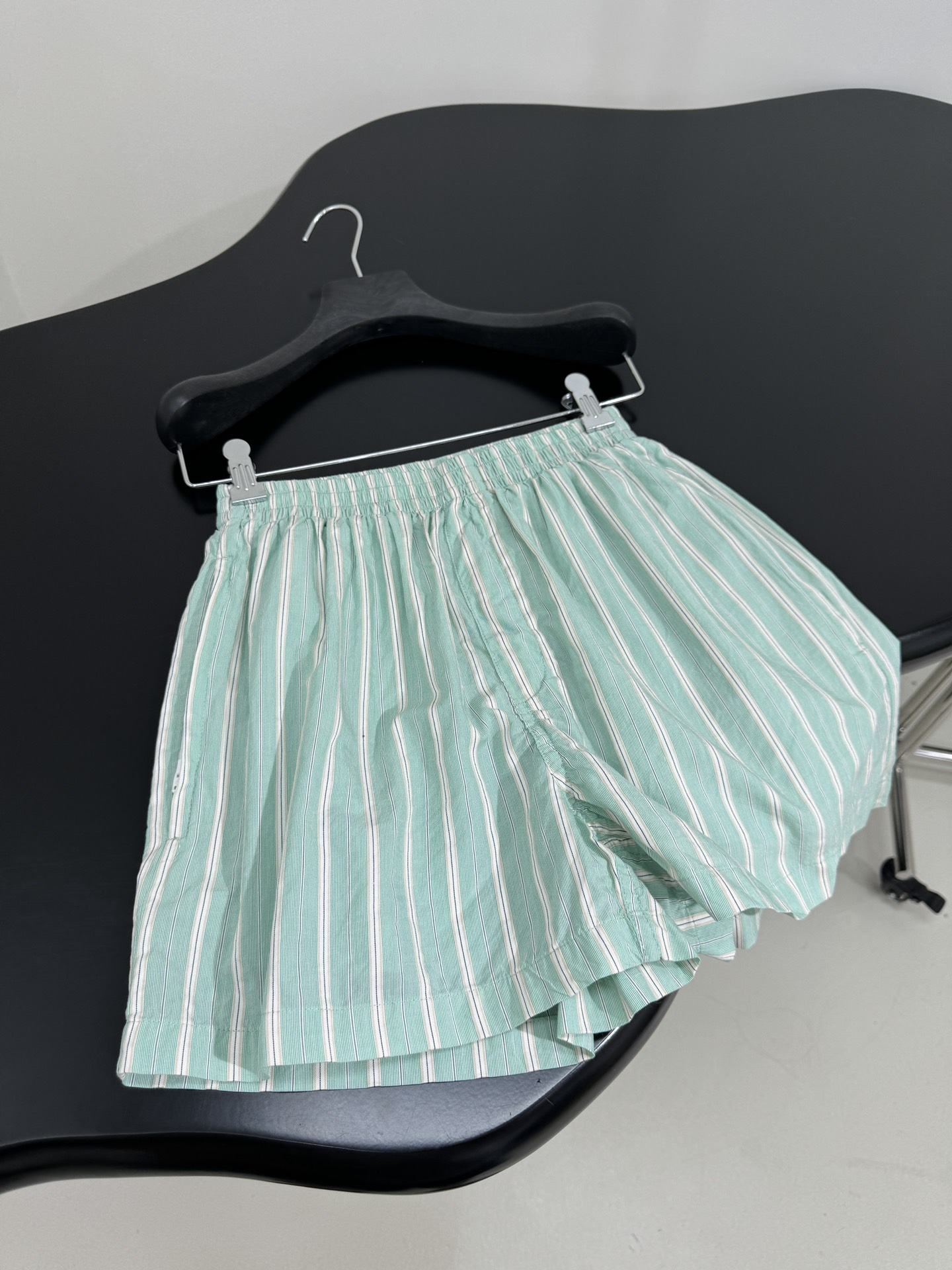 Balenciaga’s Bold PYJAMA Shorts: Gender-Equal Leisure Fashion in Mint Green - 图片 5