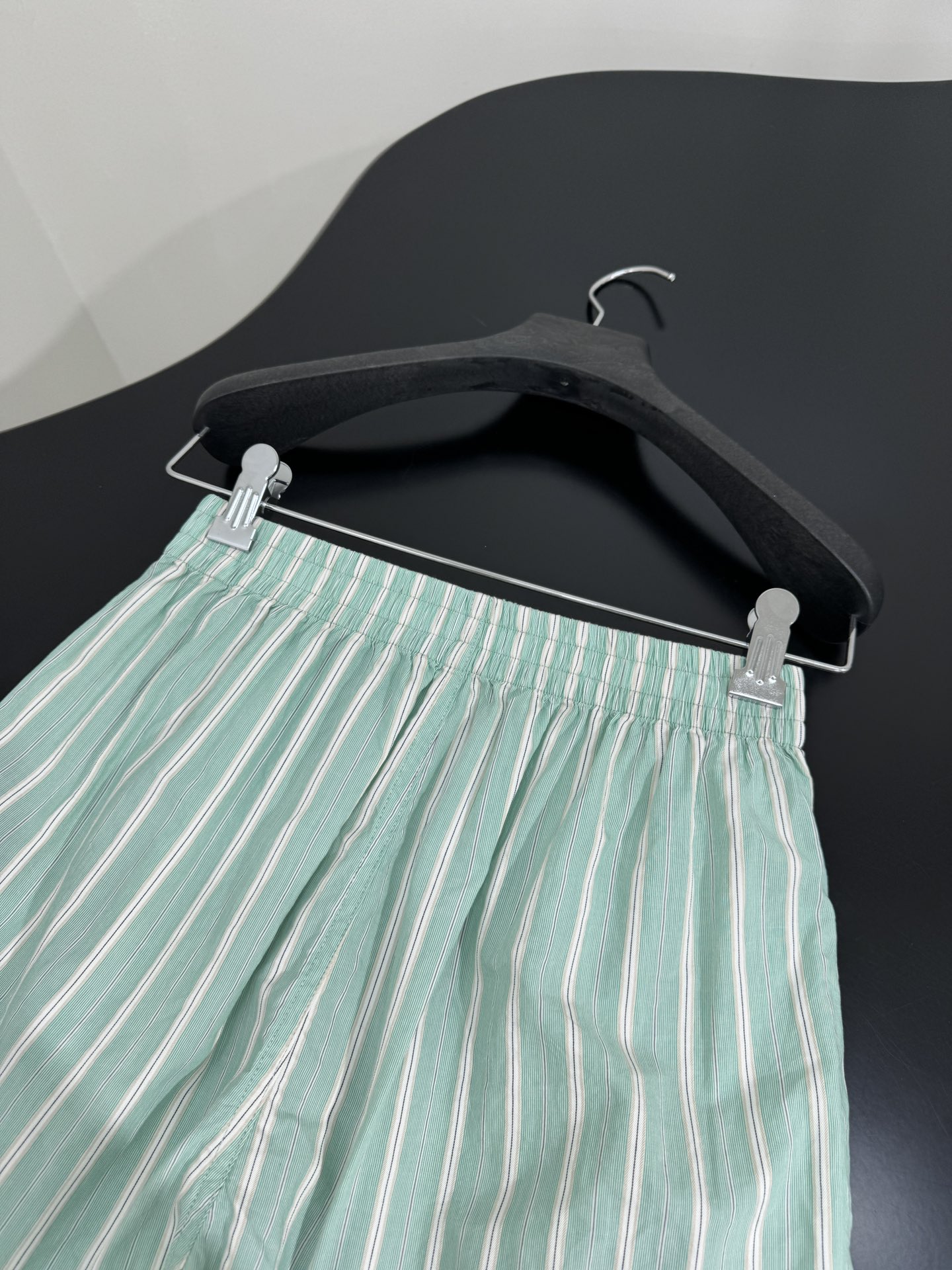 Balenciaga’s Bold PYJAMA Shorts: Gender-Equal Leisure Fashion in Mint Green - 图片 9