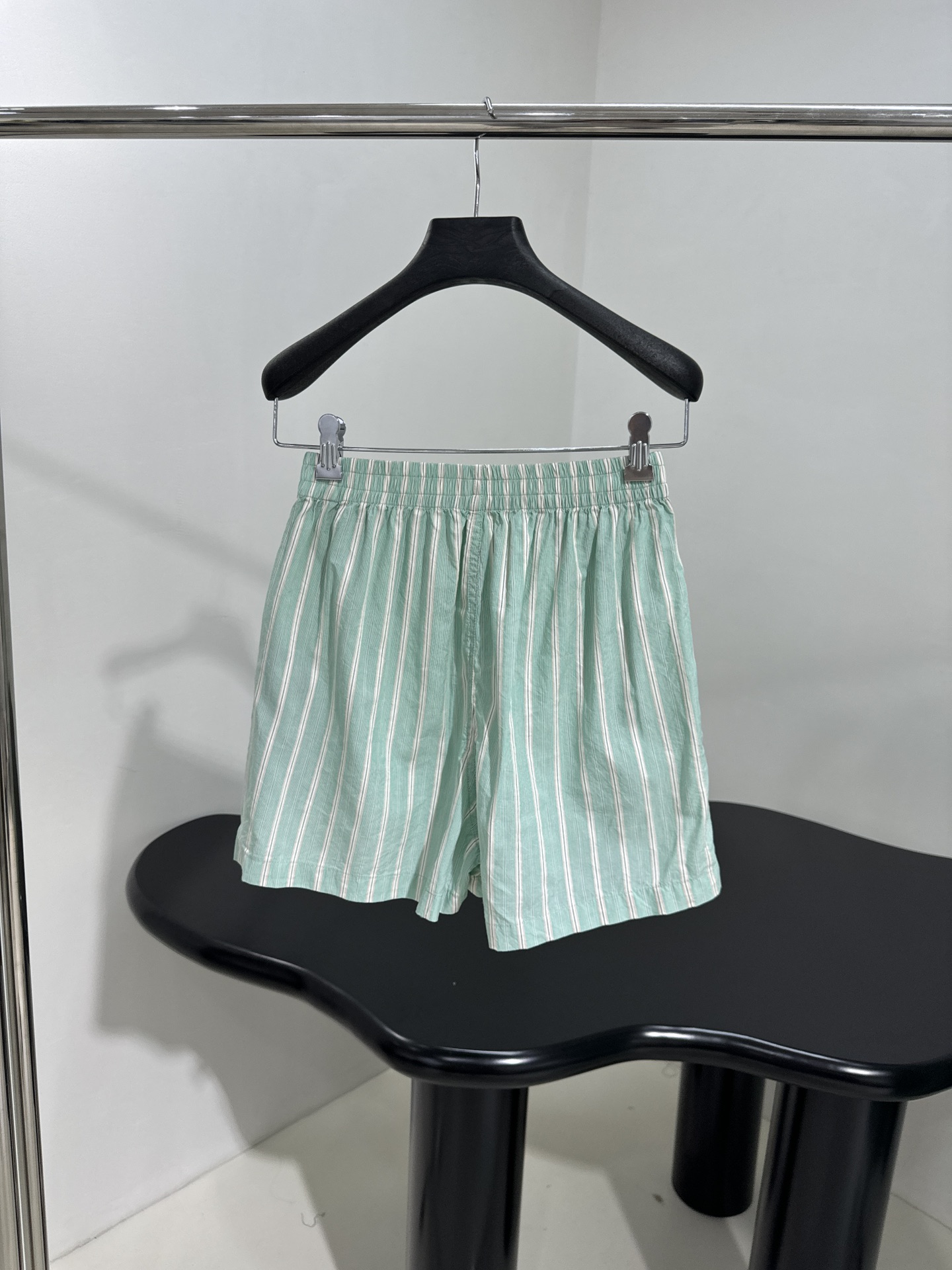 Balenciaga’s Bold PYJAMA Shorts: Gender-Equal Leisure Fashion in Mint Green - 图片 3