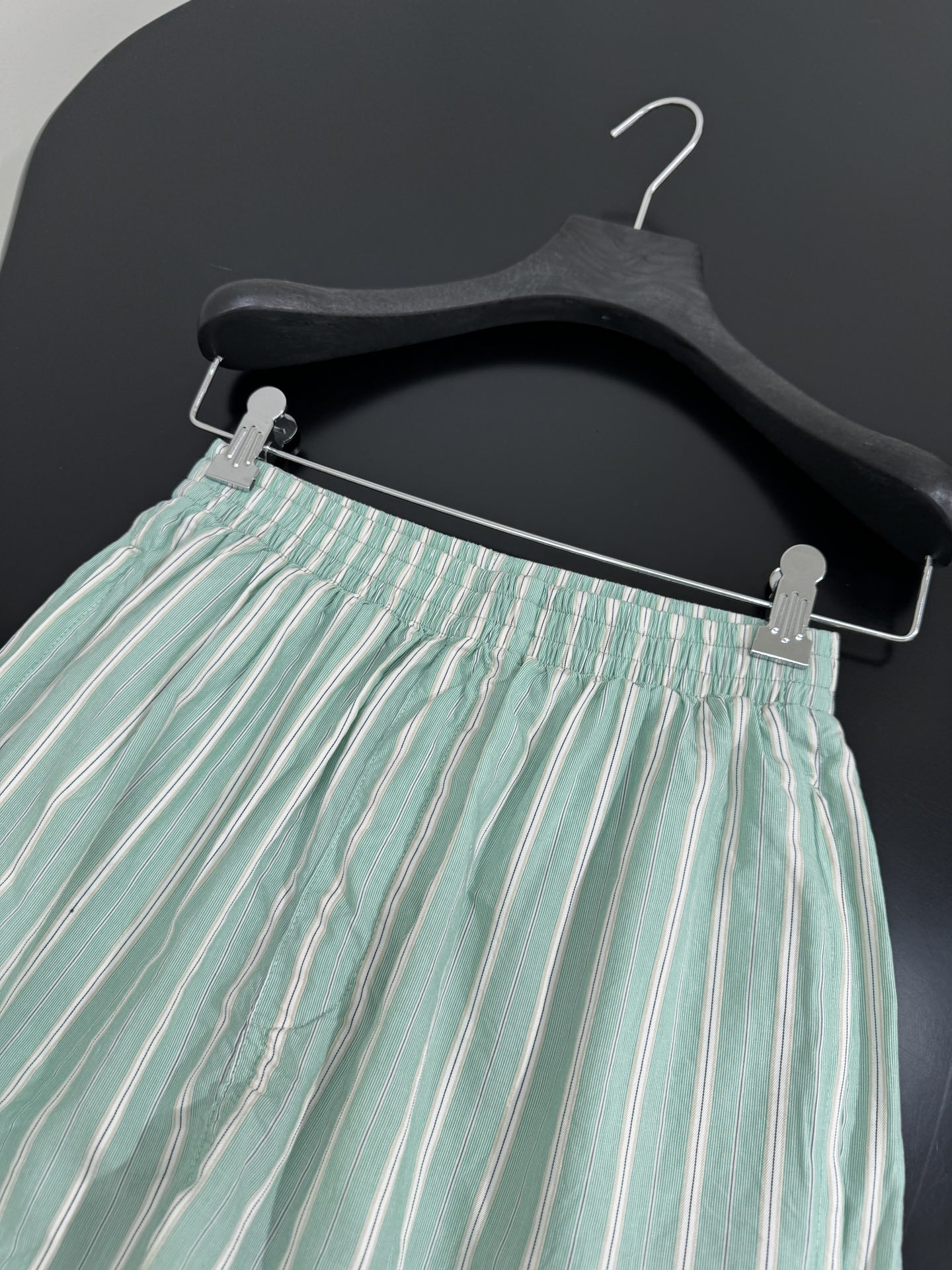 Balenciaga’s Bold PYJAMA Shorts: Gender-Equal Leisure Fashion in Mint Green - 图片 6