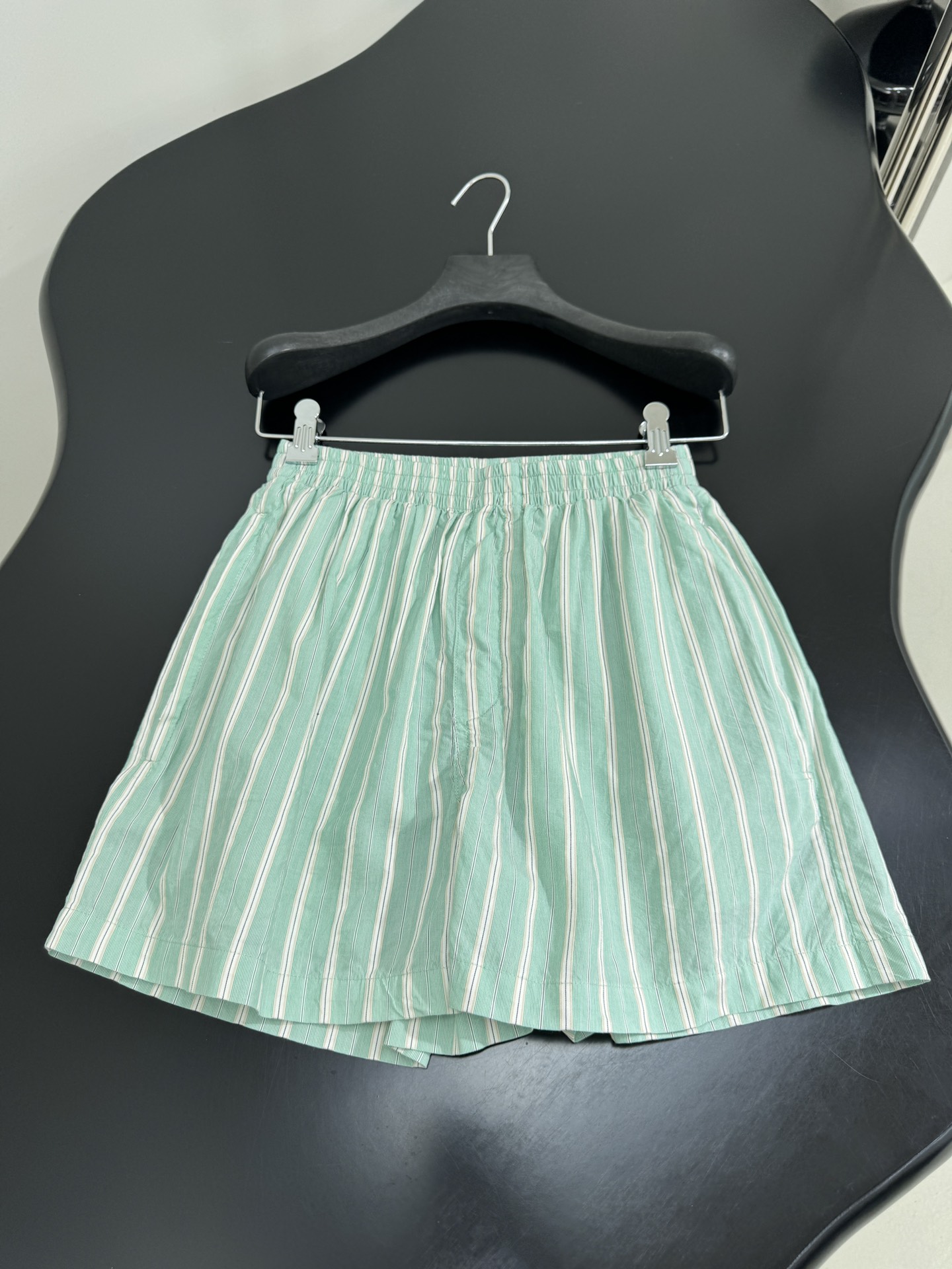 Balenciaga’s Bold PYJAMA Shorts: Gender-Equal Leisure Fashion in Mint Green - 图片 4